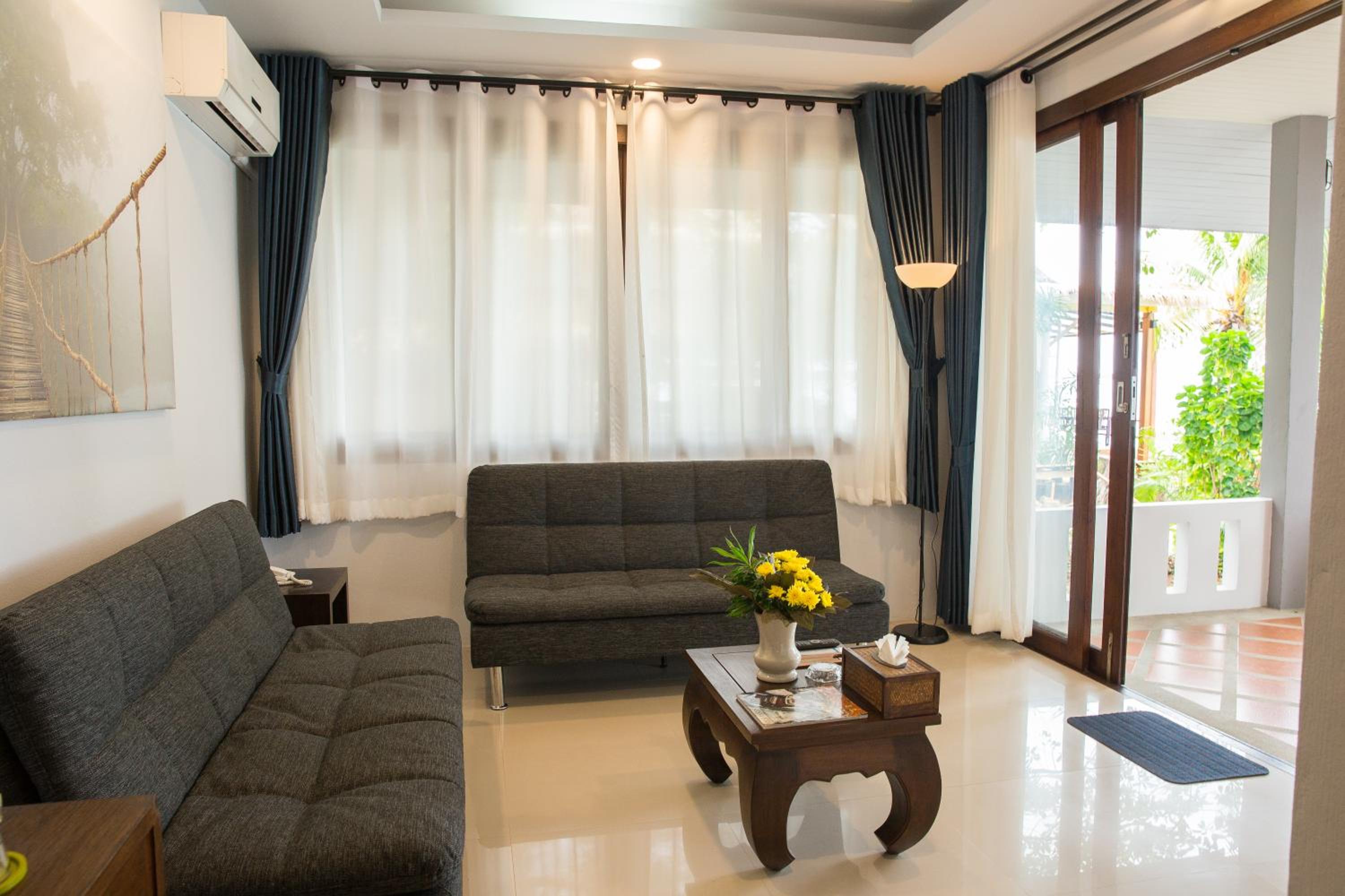 Suite with Hot Tub - Beach Front - Photo 3