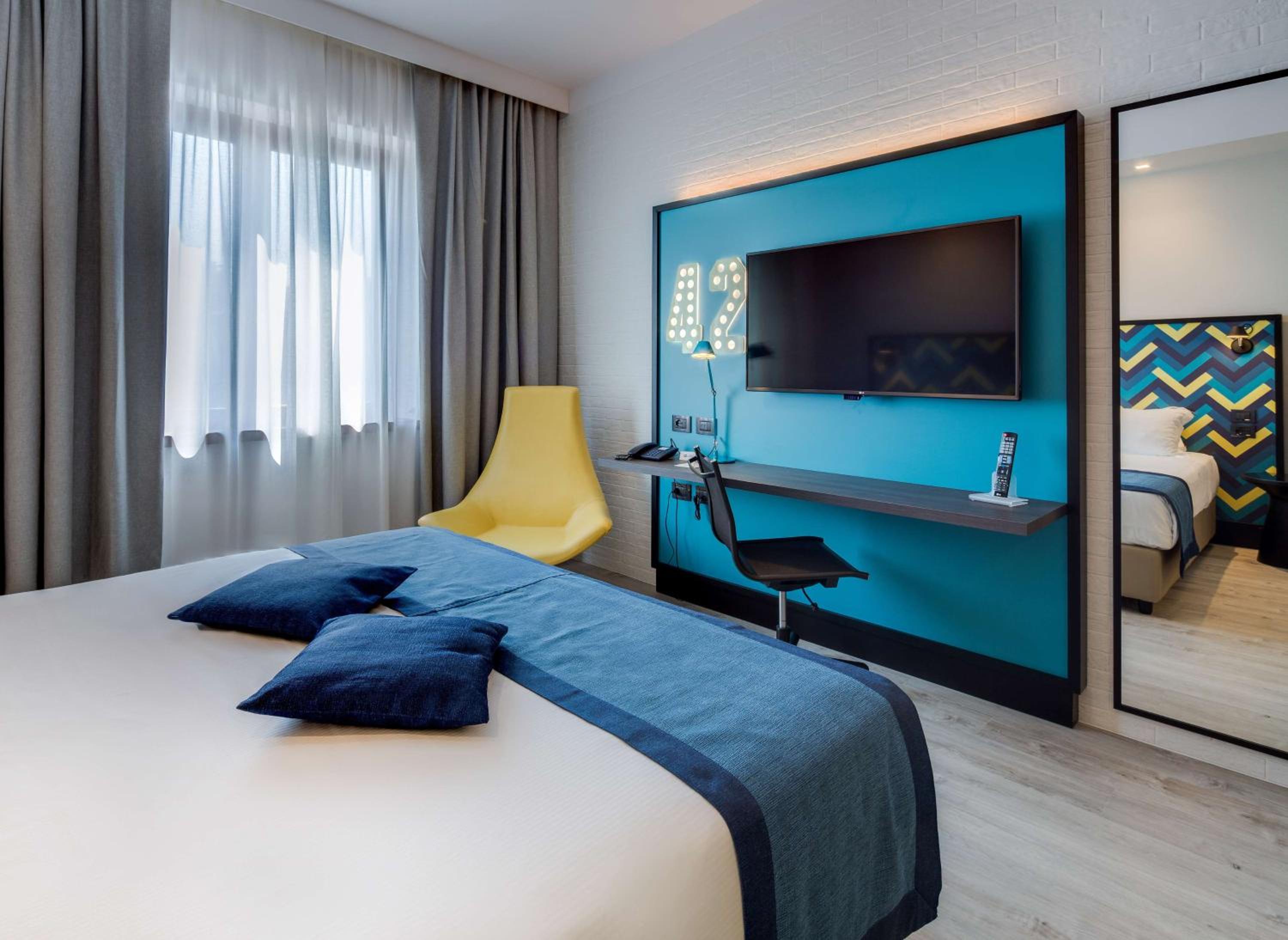 Standard King Room - Photo 13