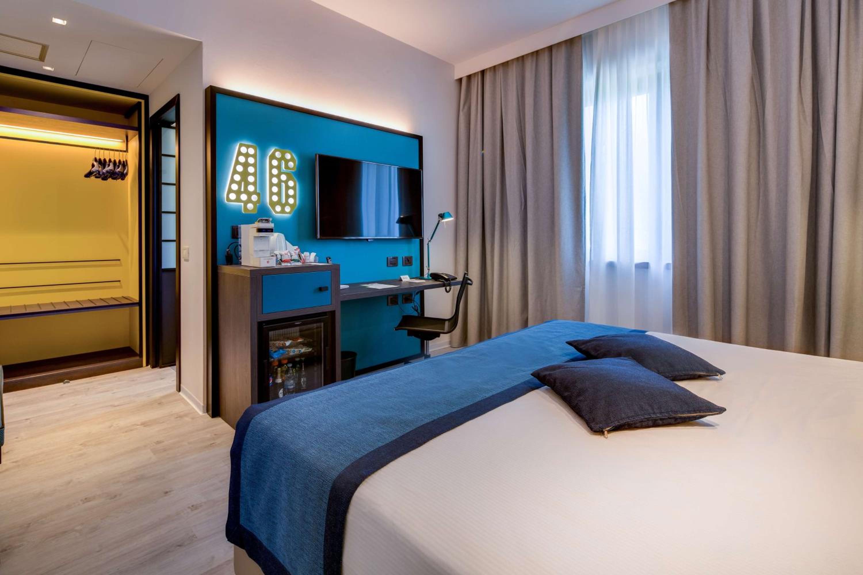 Deluxe King Room photo 1