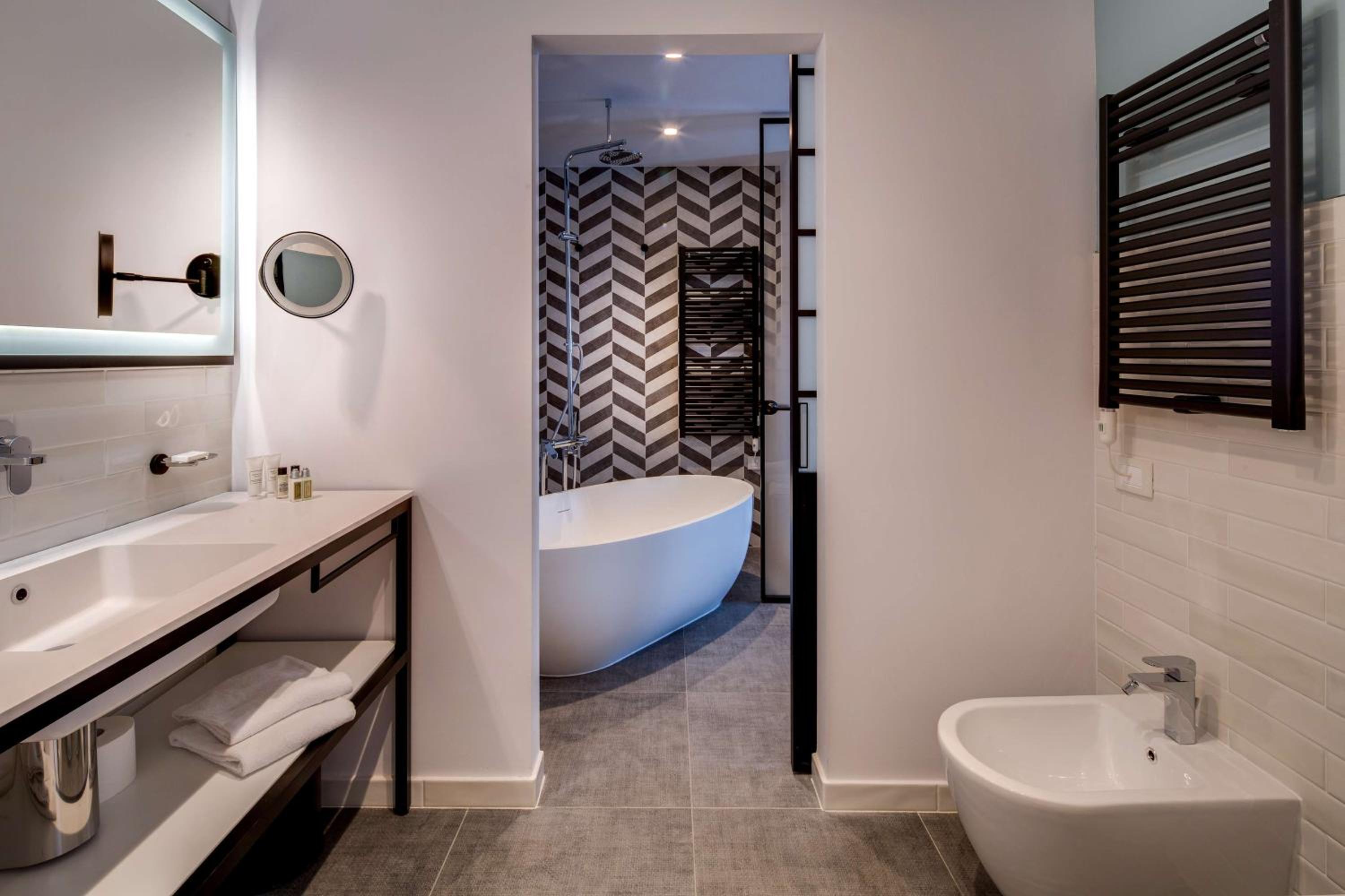 Executive King Suite - Photo 6