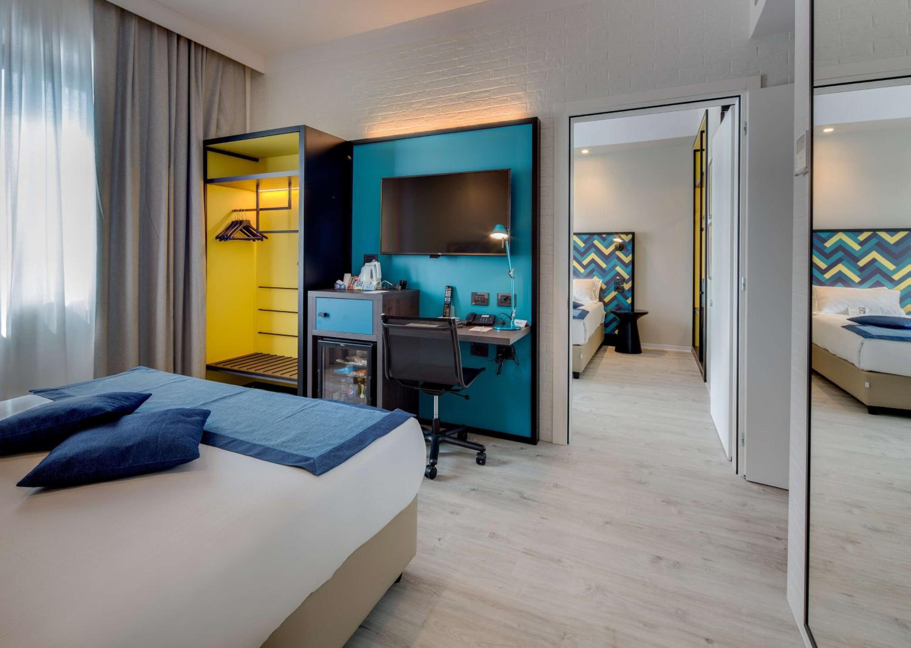 Standard King Room - Photo 10
