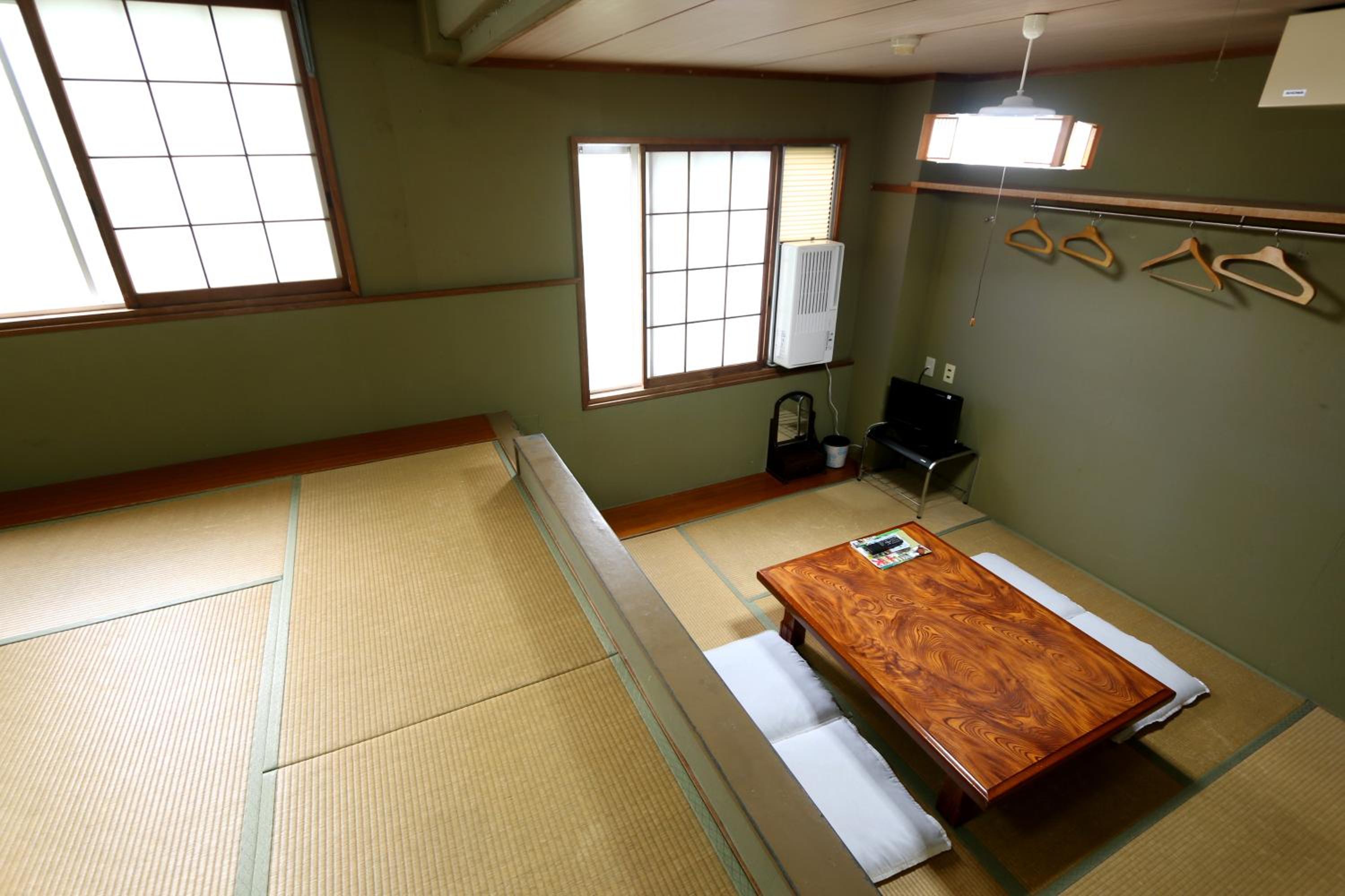 Japanese-Style Quadruple Room with Shared Bathroom photo 3