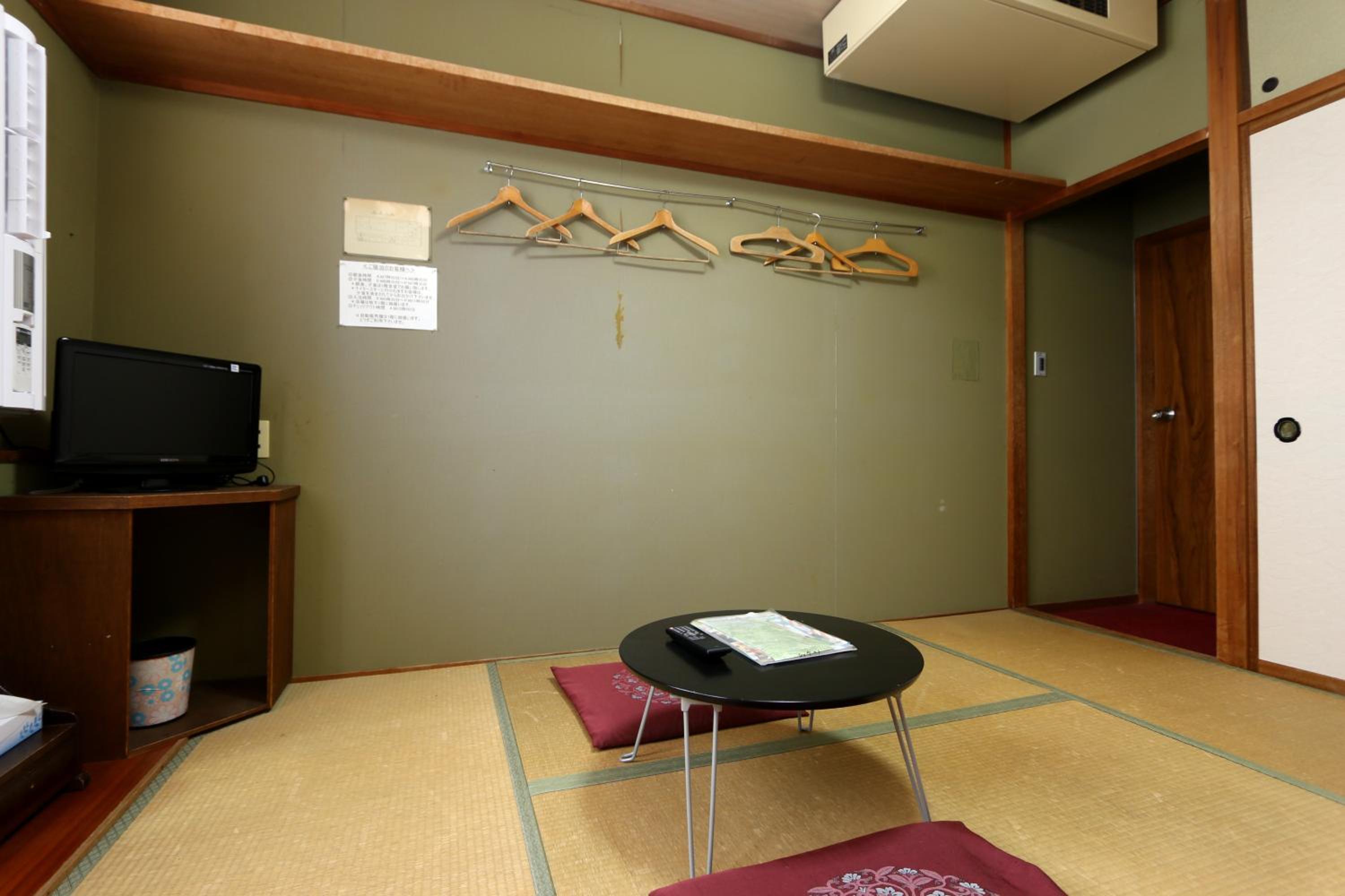 Japanese Style Twin Room with Shared Toilet and Bathroom photo 3