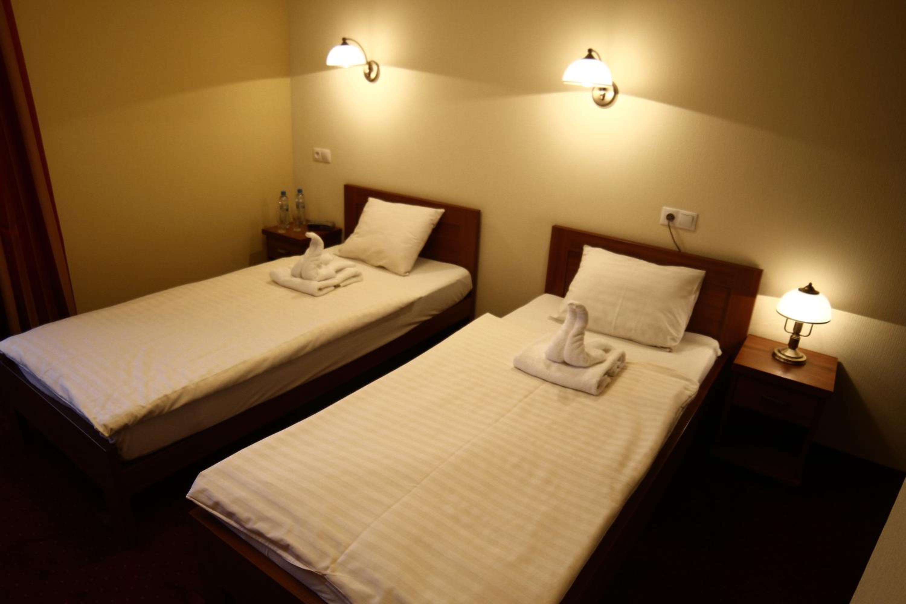 Economy Twin Room with Roof Windows - Photo 3