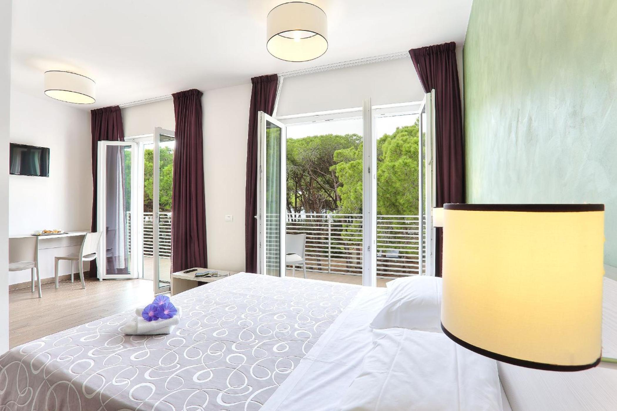 Superior Double Room with Terrace and Pinewood View photo 2