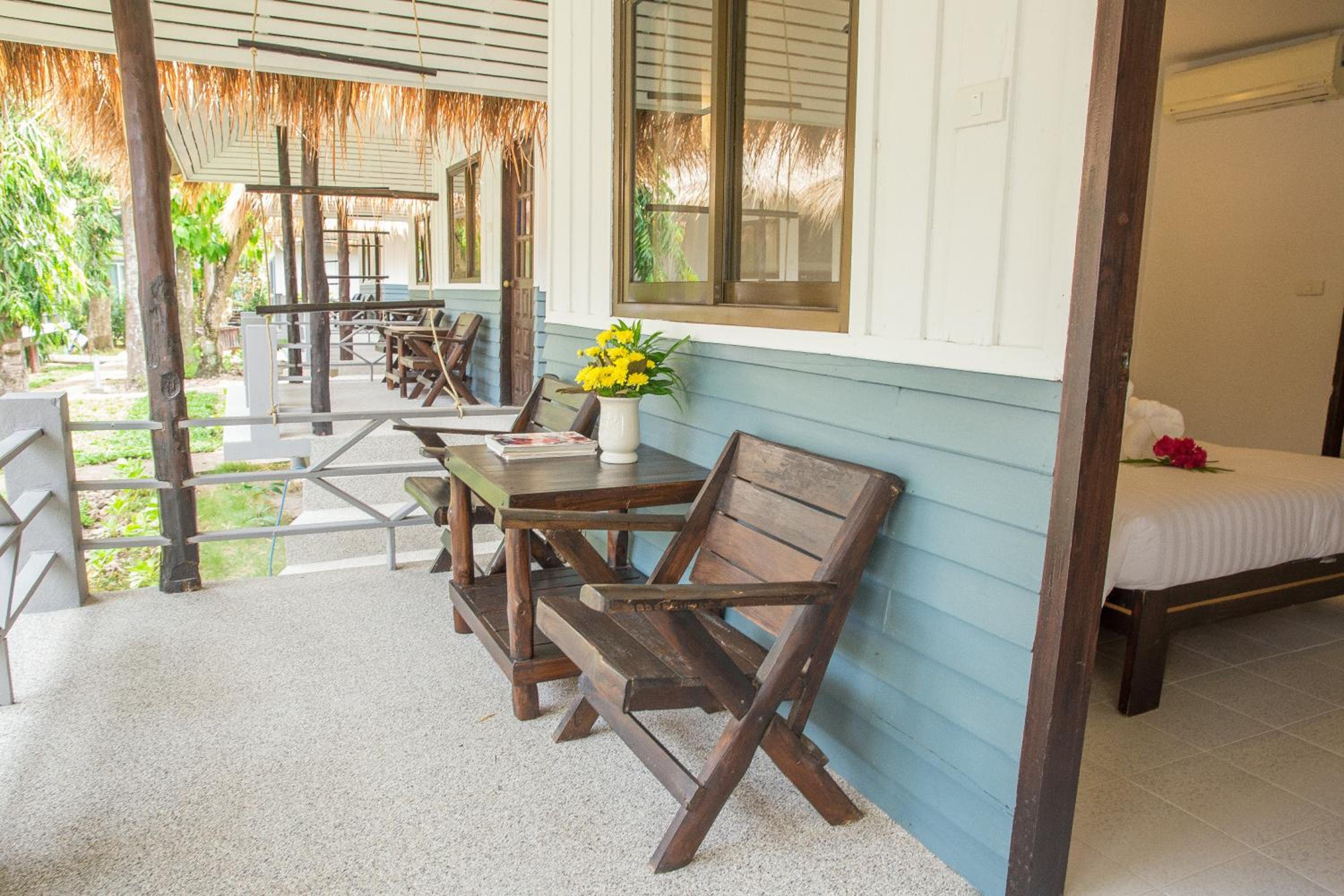Superior Garden Cottage - Photo 4