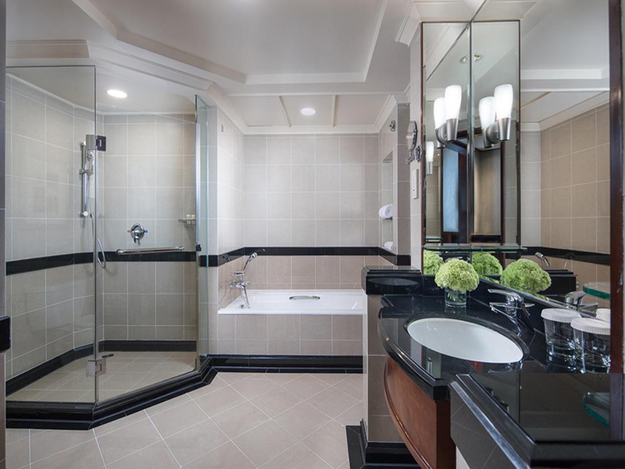 Superior King Suite - Non-Smoking - Photo 4