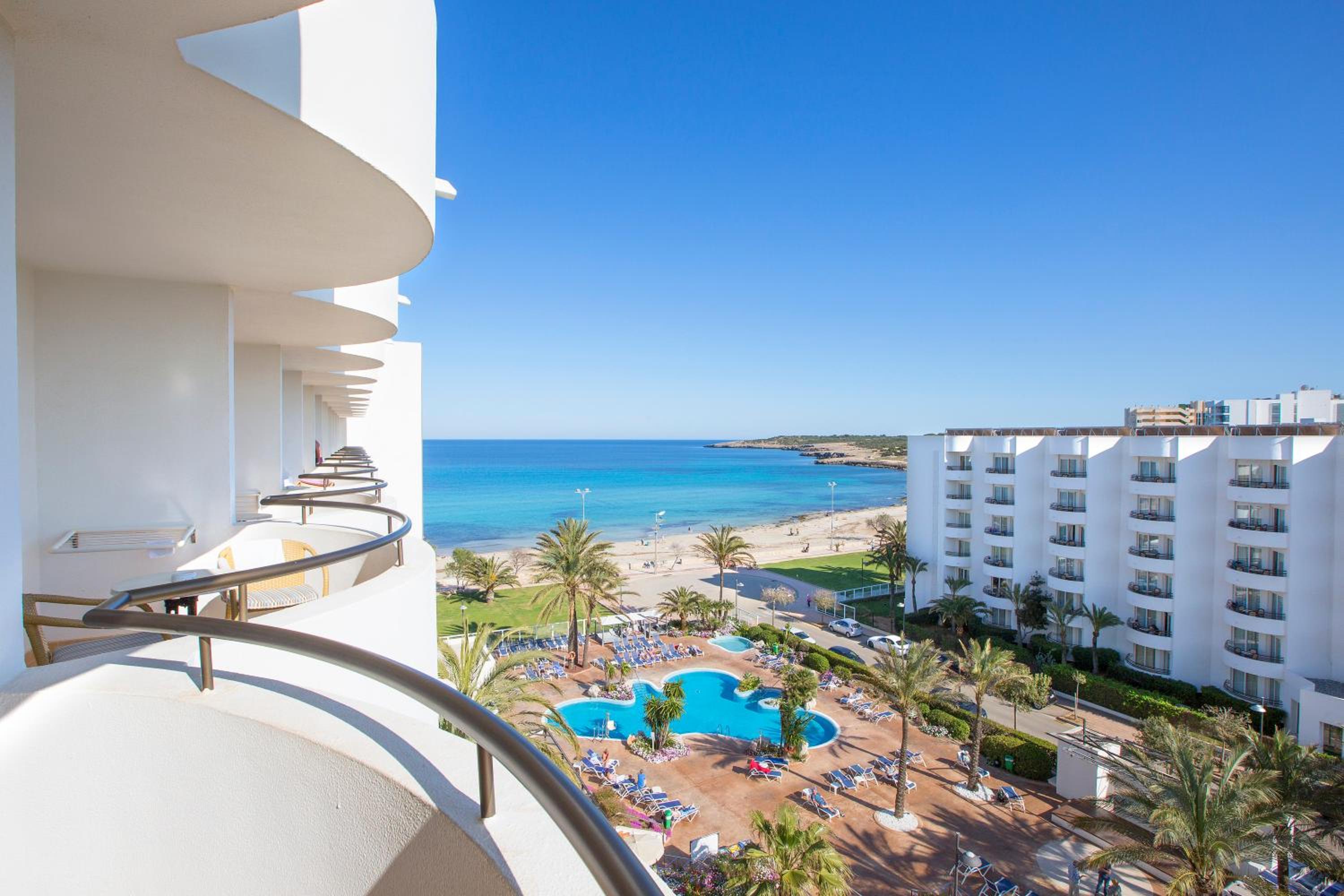Double Room with Pool View - Photo 3