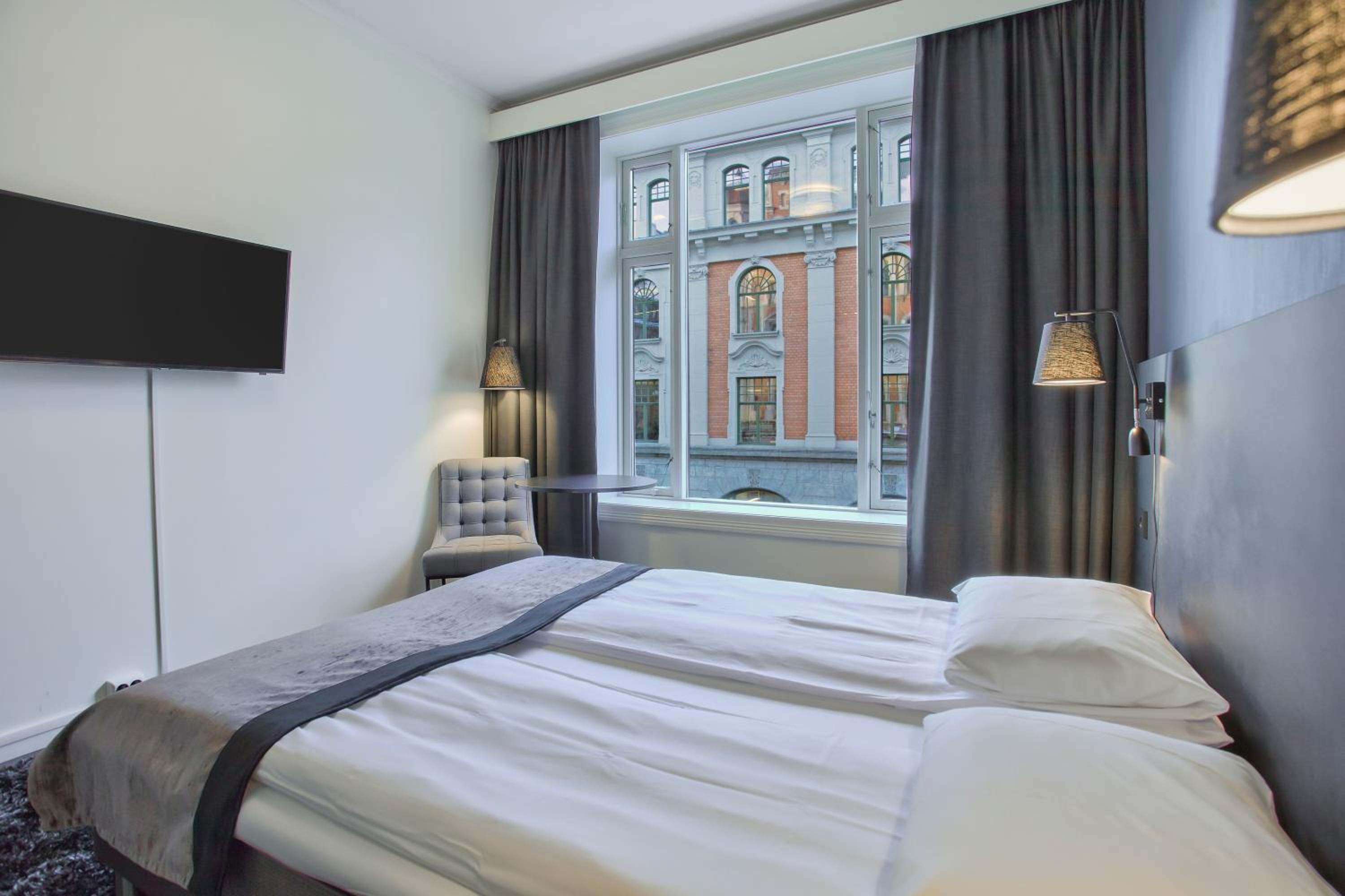 Standard Double Room thumbnail 5