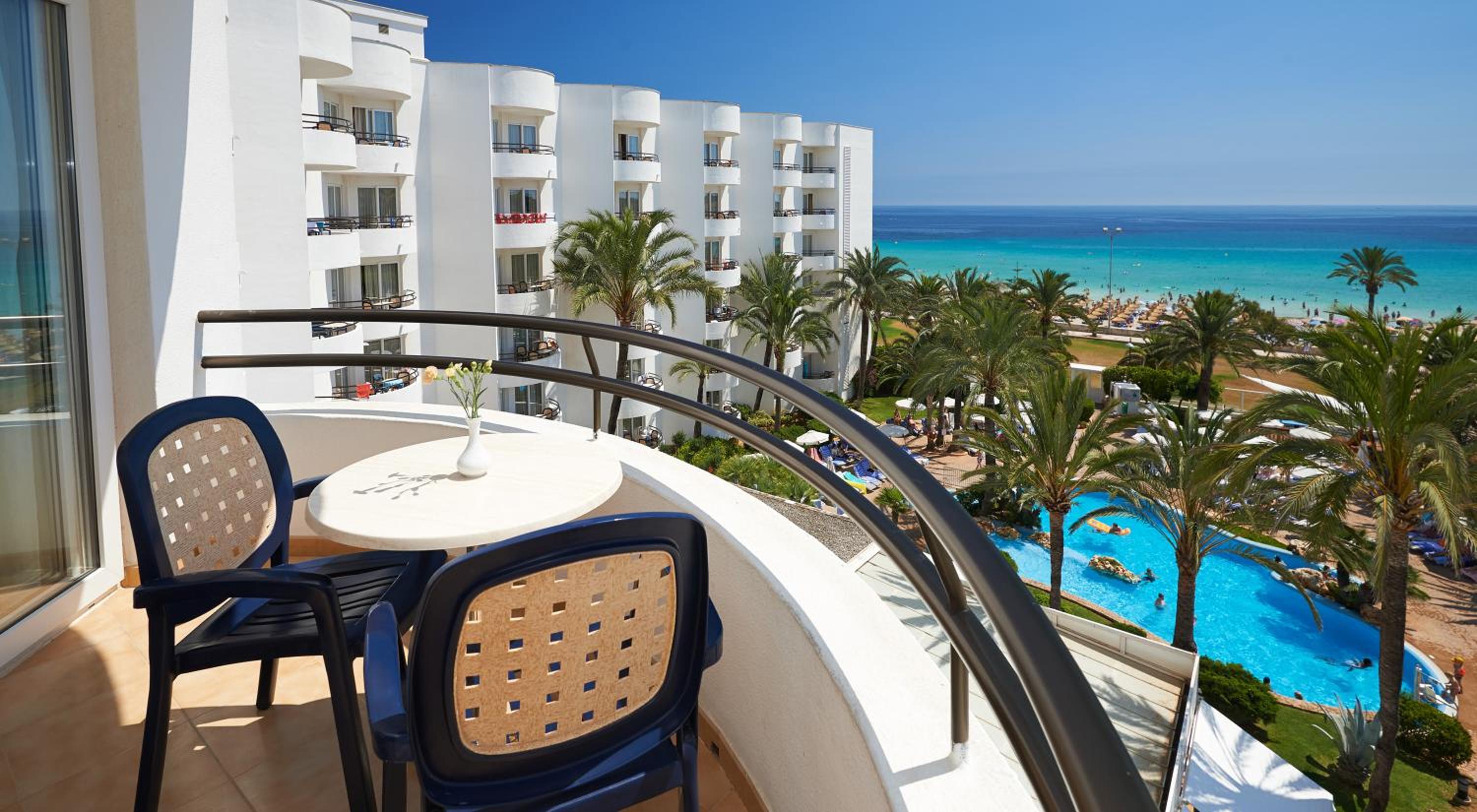 One-Bedroom Apartment with Pool View - Photo 4