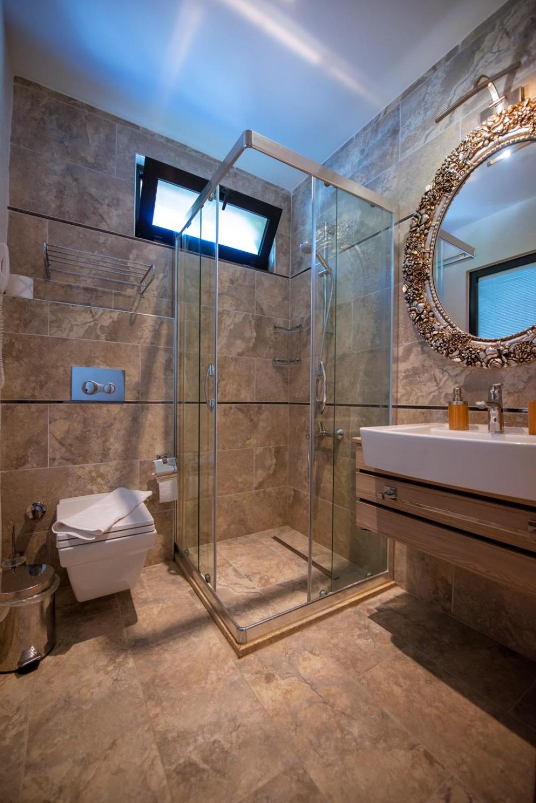Deluxe Double Room with Side Sea View photo 2