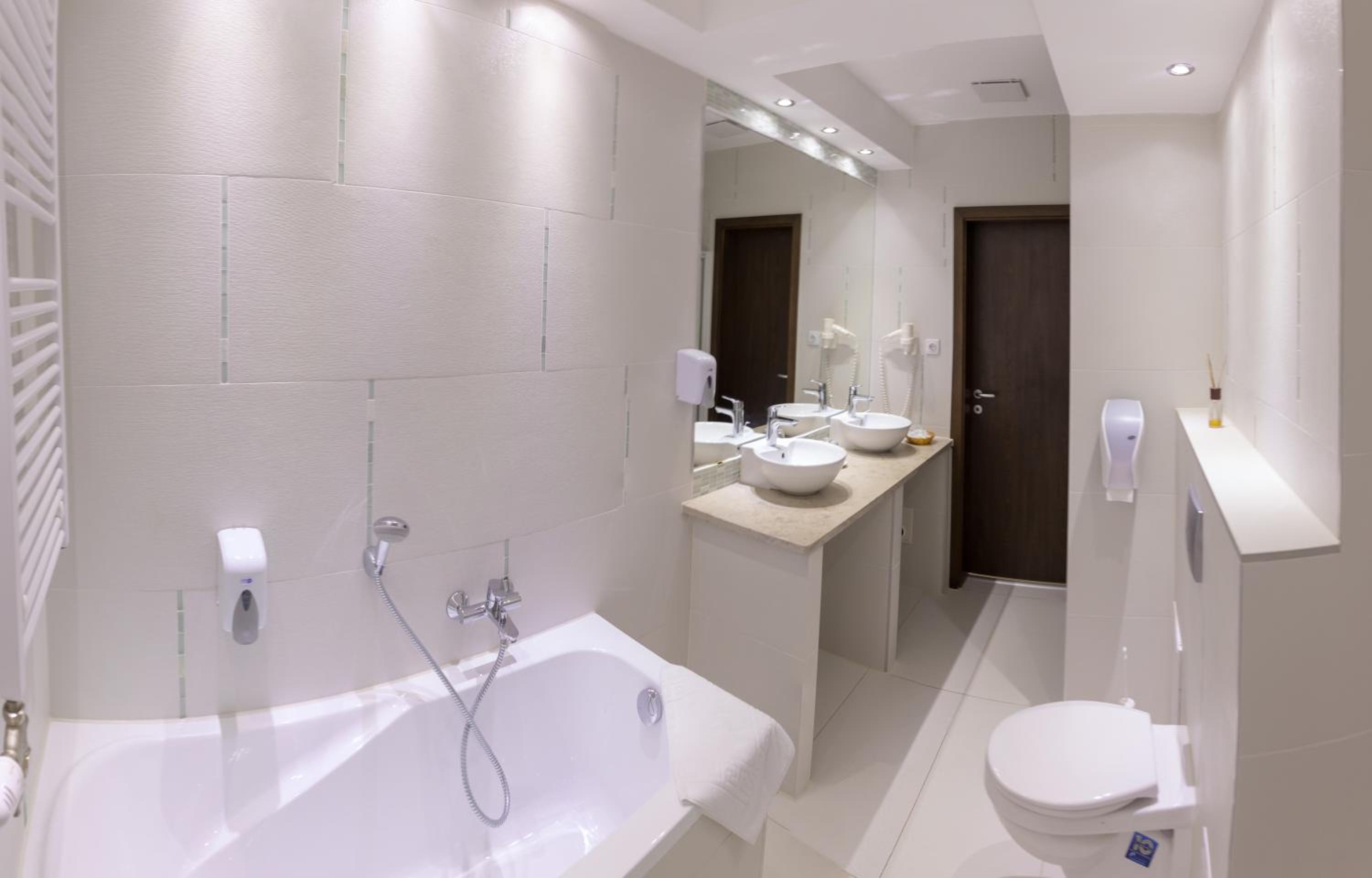 Superior Suite - Photo 7