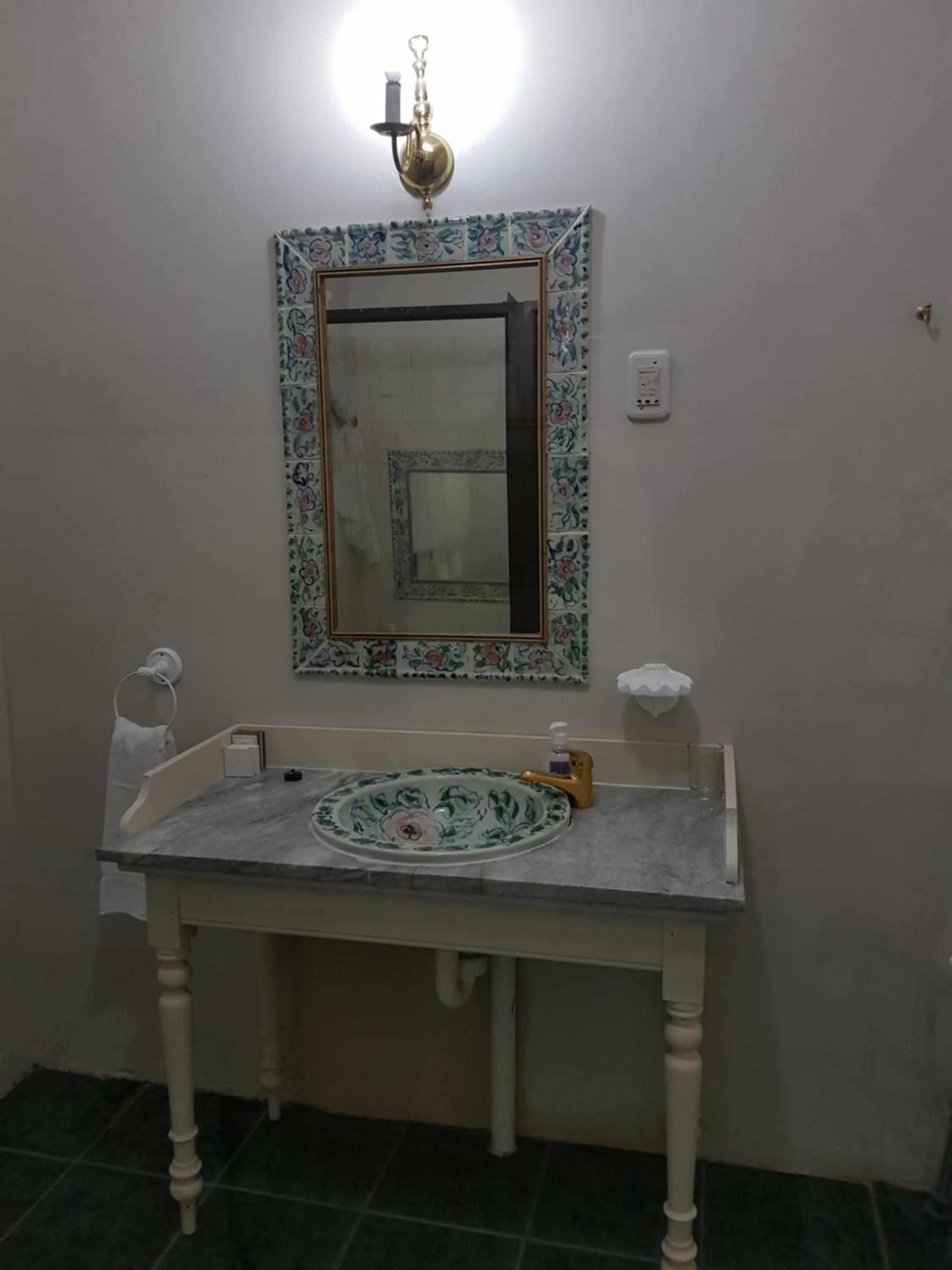 King Room with Roll-In Shower - Disability Access photo 3