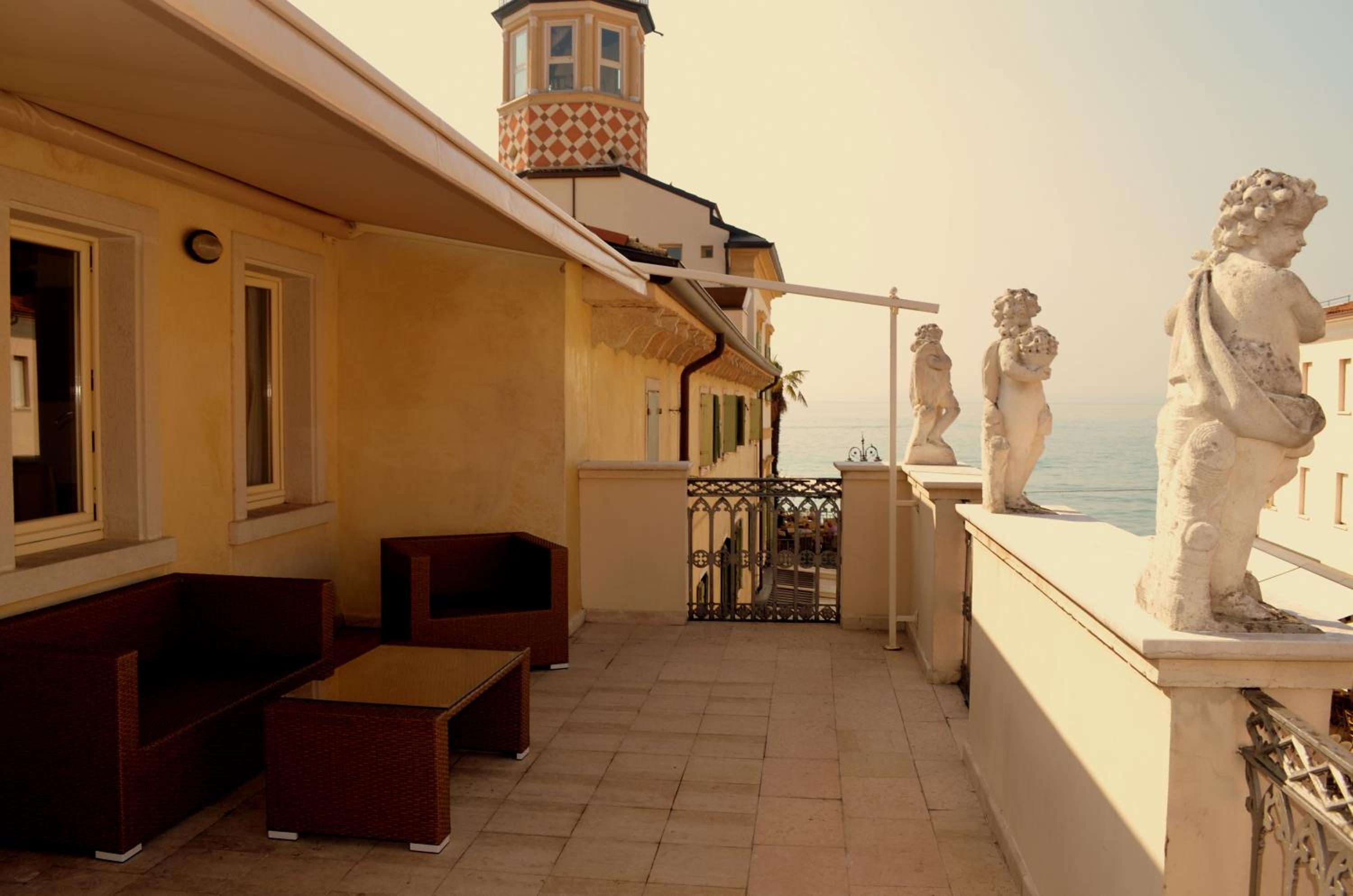 Suite with Terrace and Lake View photo 3