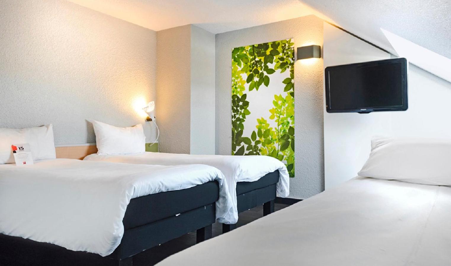 Standard Room with One Double Bed and One Single Bed - Photo 3