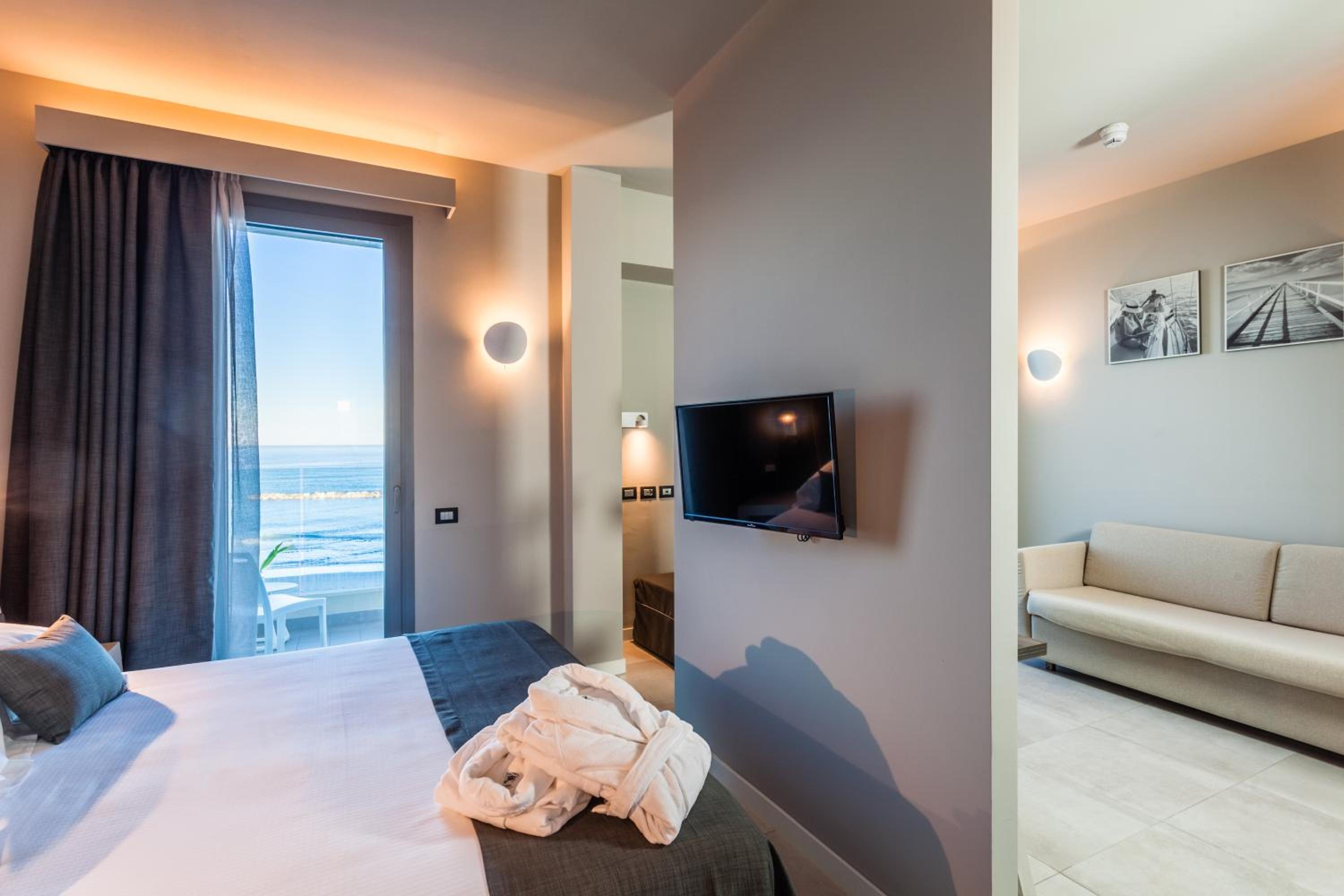 Junior Suite with Sea View - Photo 6