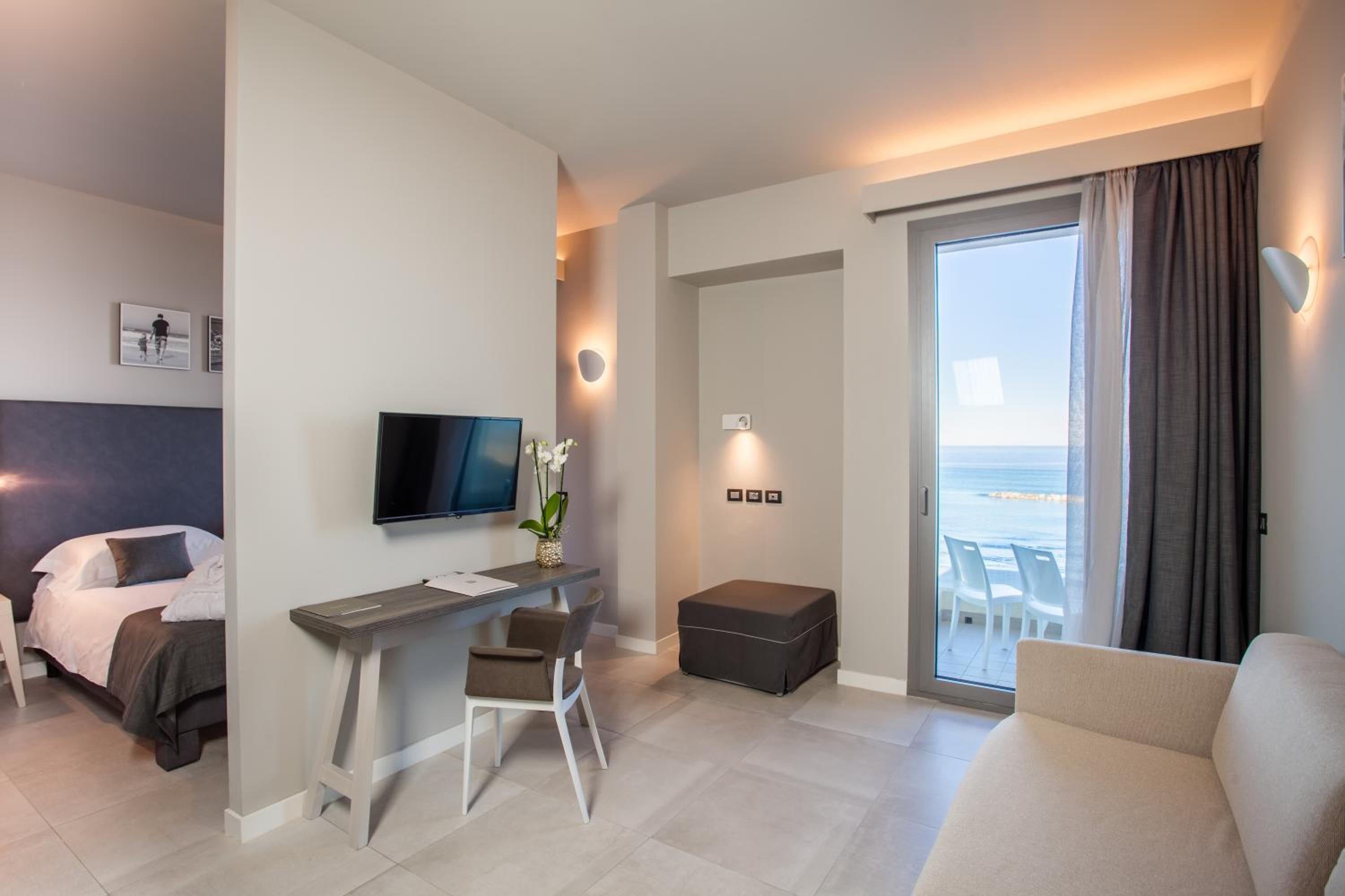 Junior Suite with Sea View - Photo 8