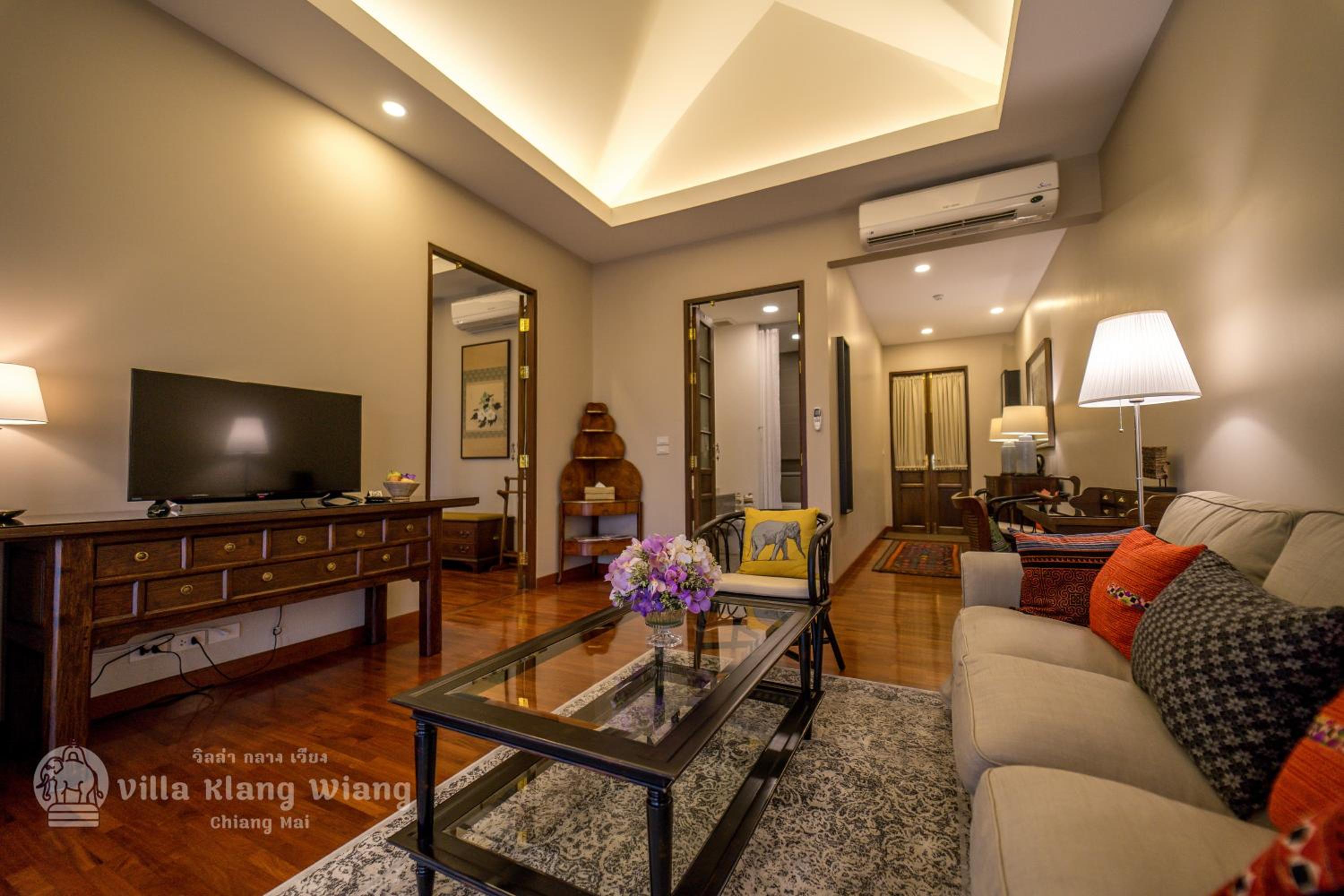 King Suite with Balcony - Photo 3