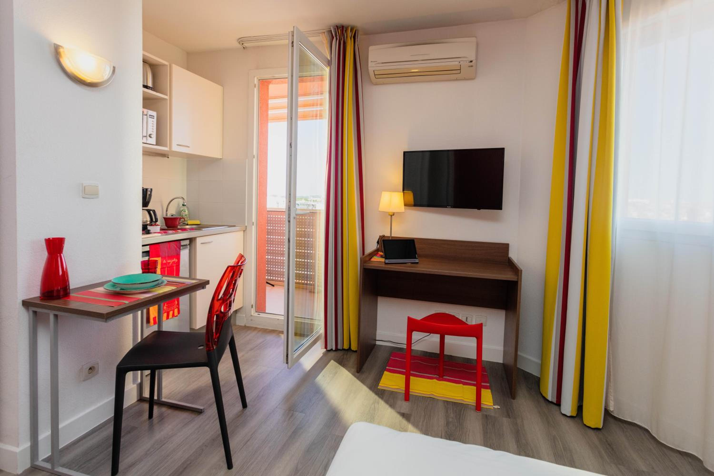 Comfort Studio Twin with Balcony - Photo 4