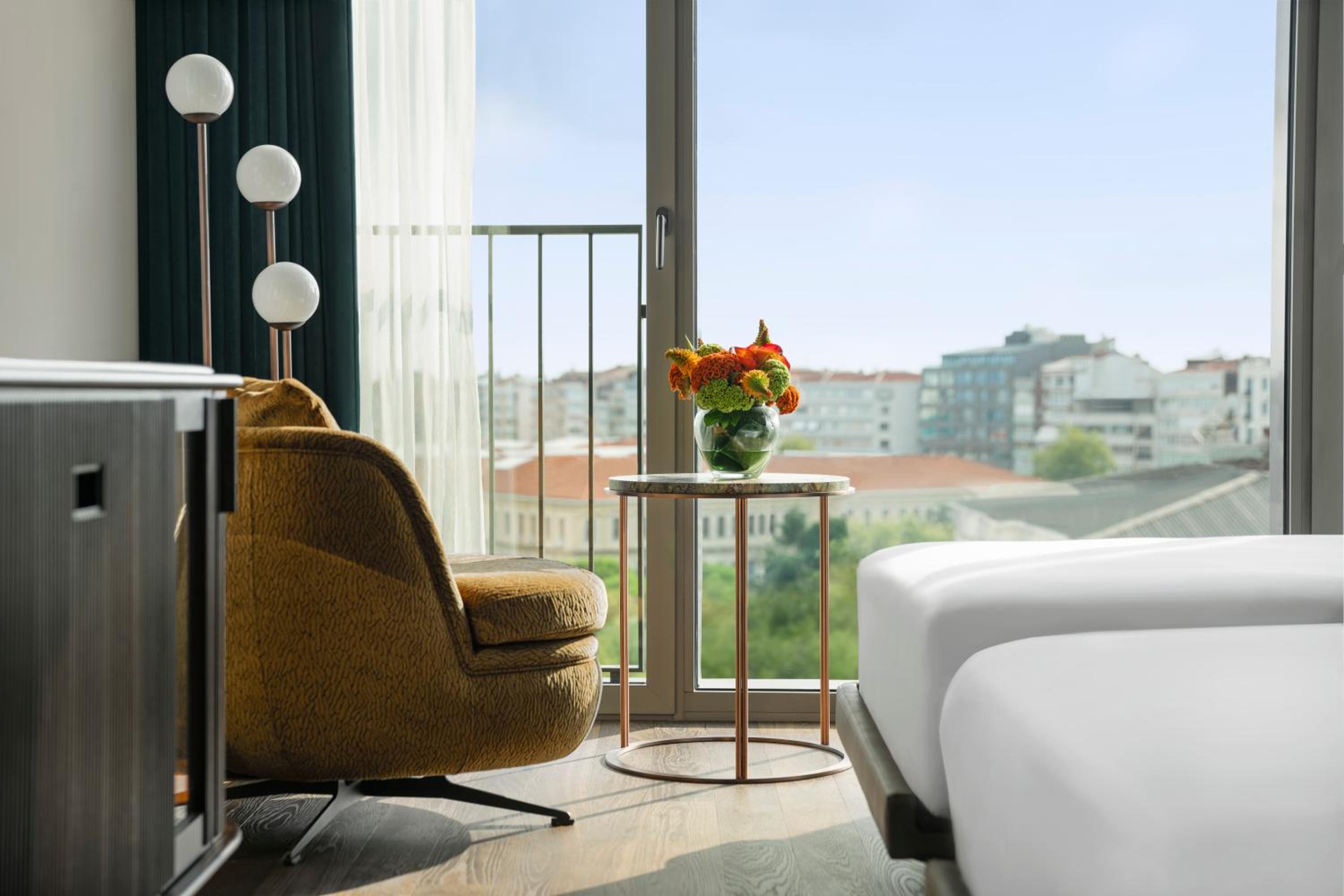 Deluxe Twin Room with Partial Sea View