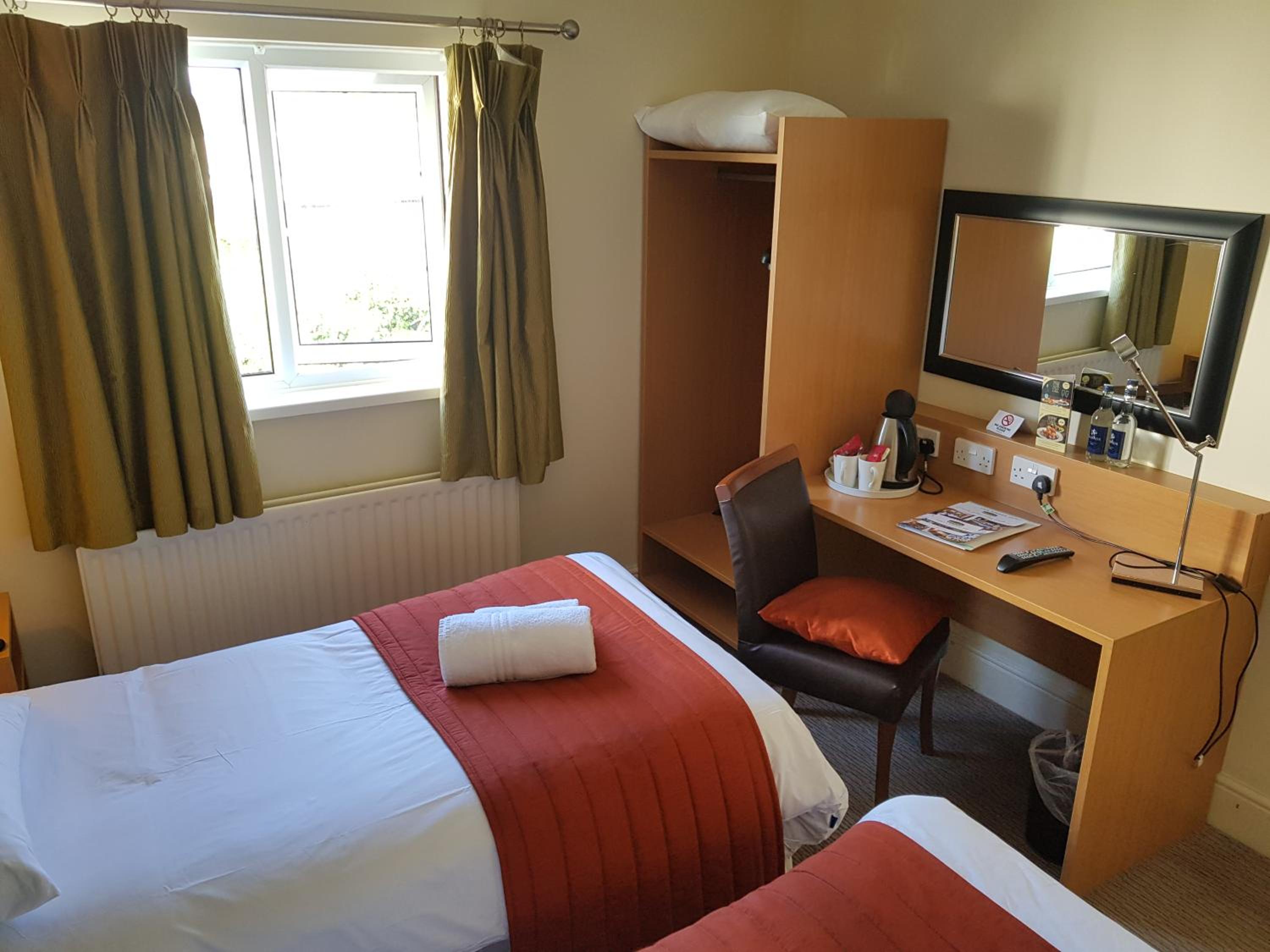 Twin Room - Photo 3