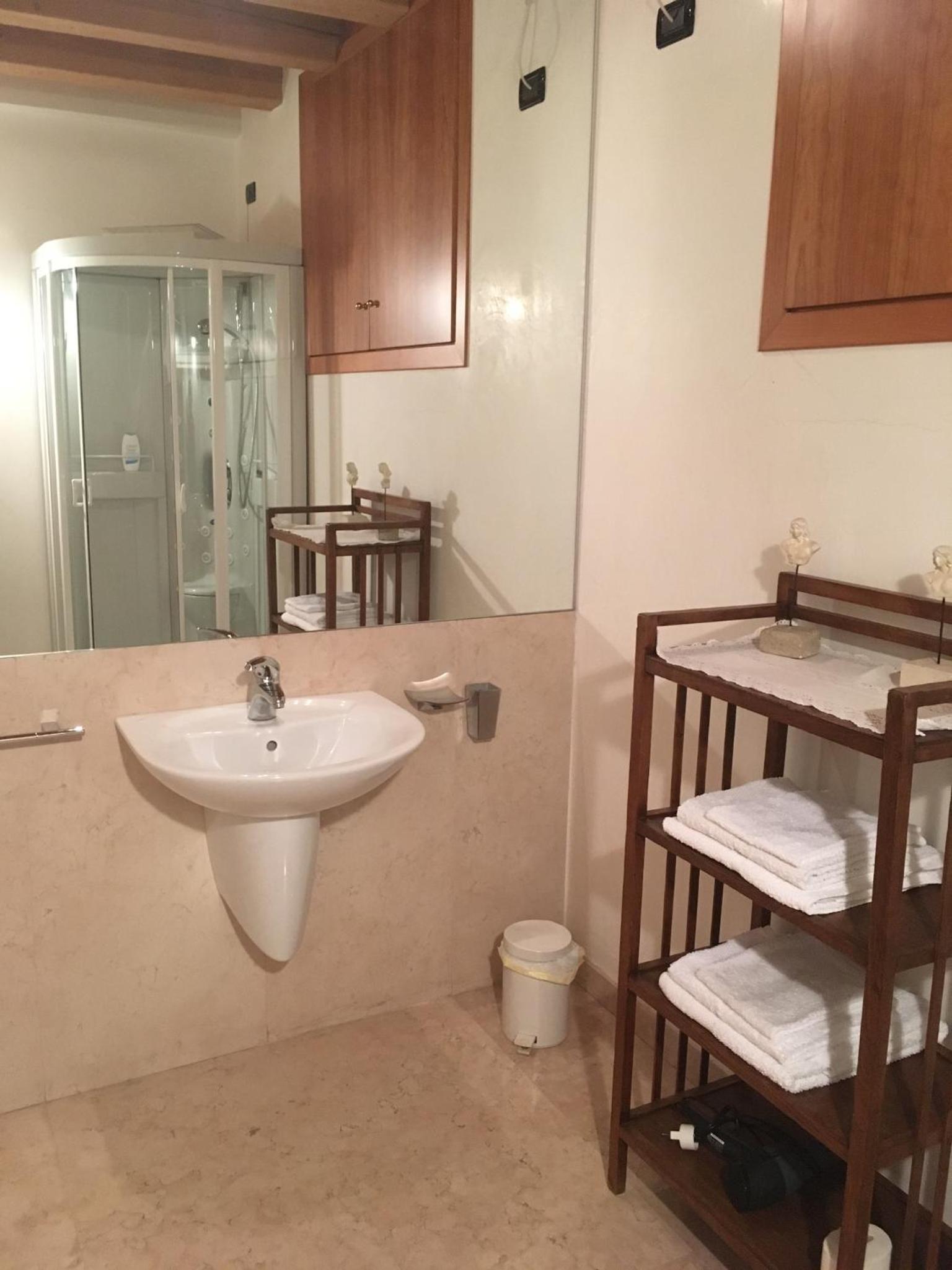 Double Room with Private Bathroom - Photo 15
