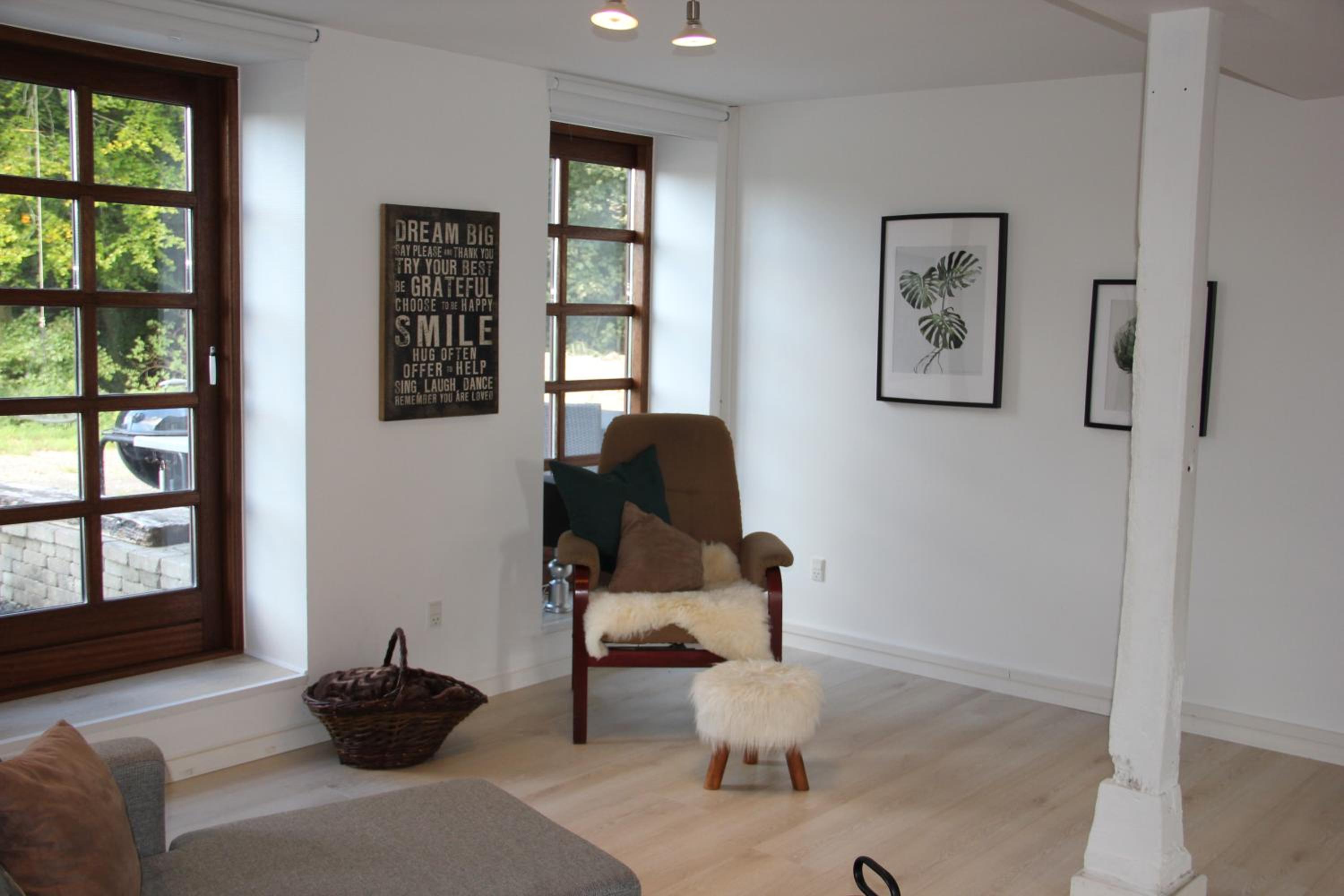 Large Two-Bedroom Apartment - Photo 4