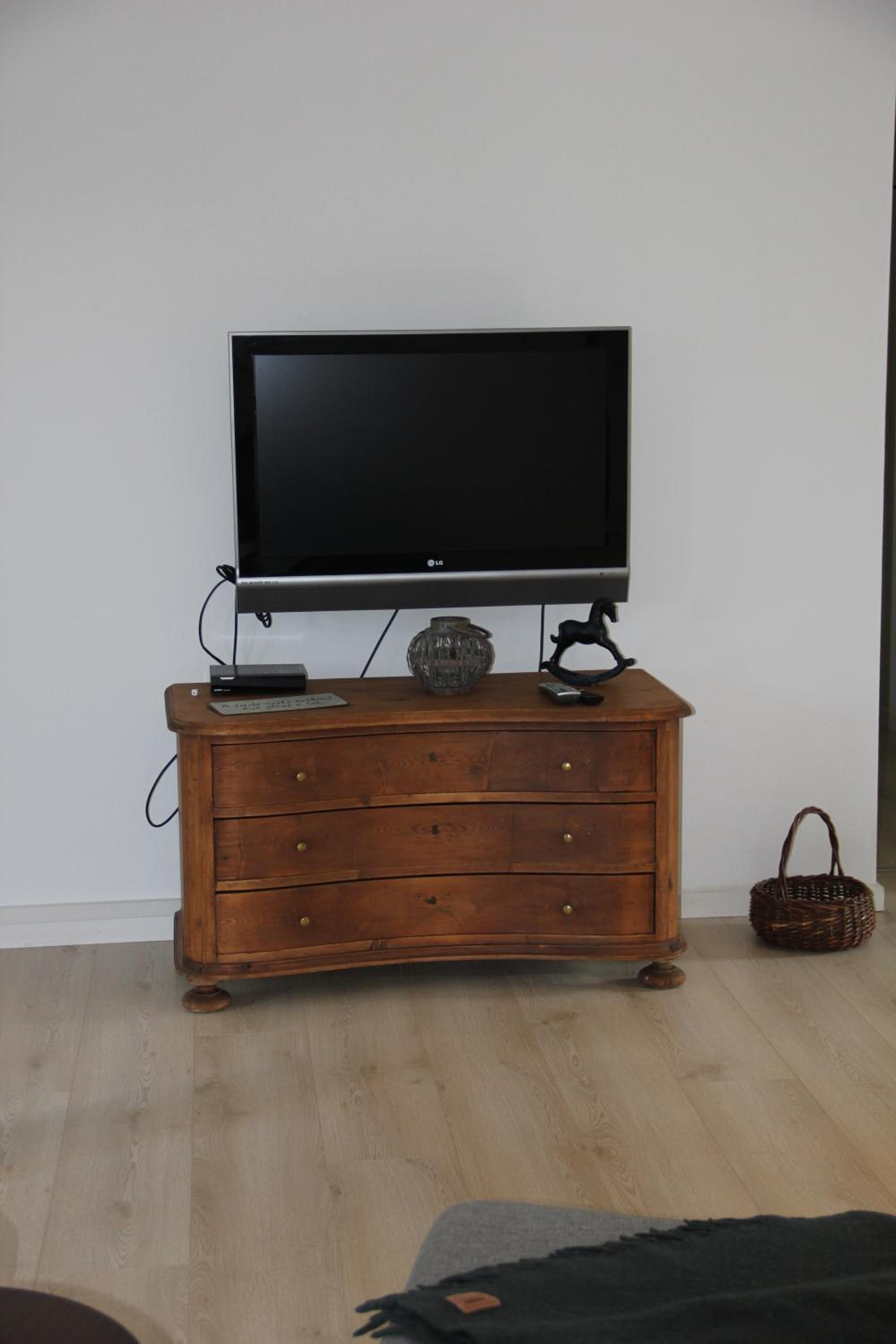 Large Two-Bedroom Apartment - Photo 2