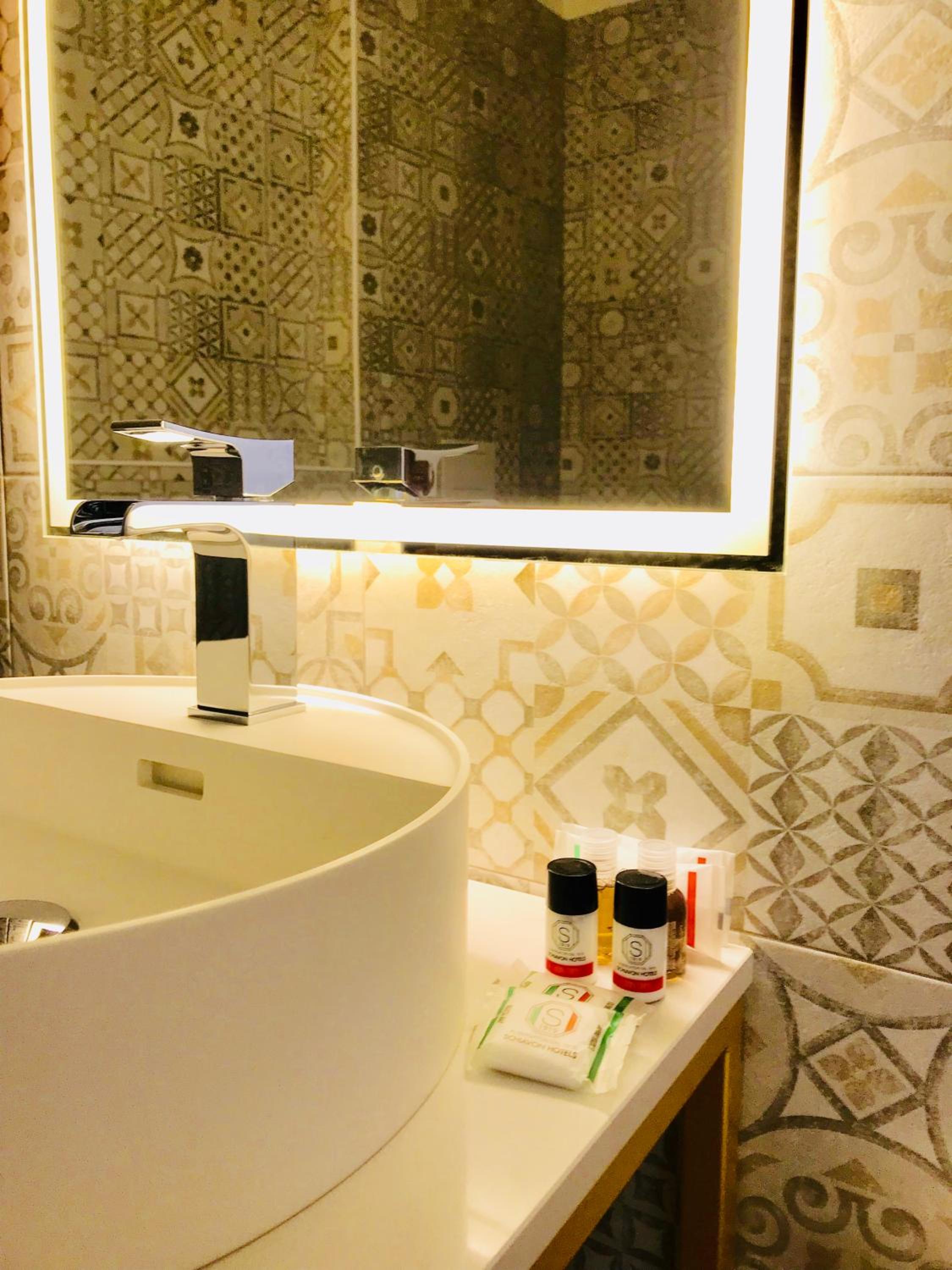 Deluxe Double Room with Spa Access - Photo 8