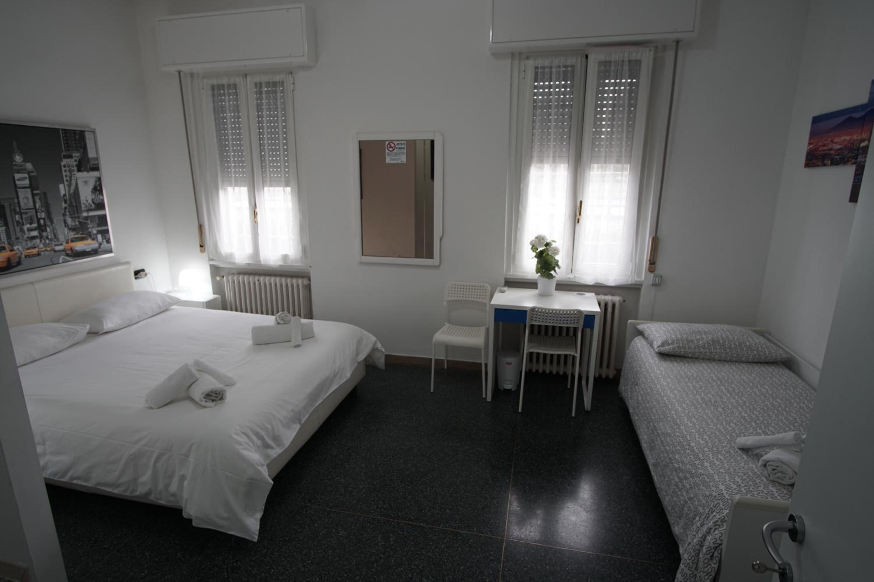 Large Double Room - Photo 23