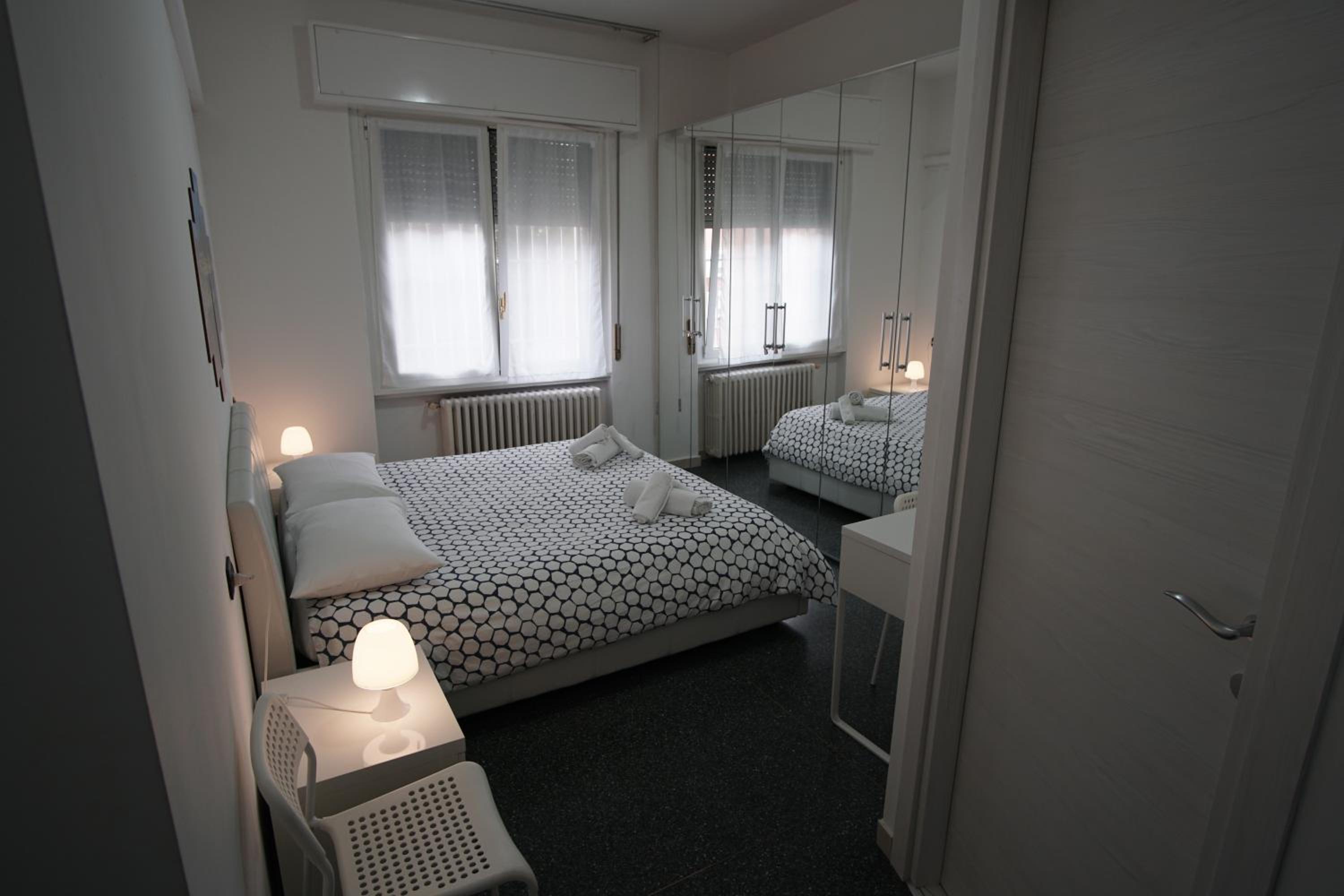 Double Room with Private Bathroom - Photo 36