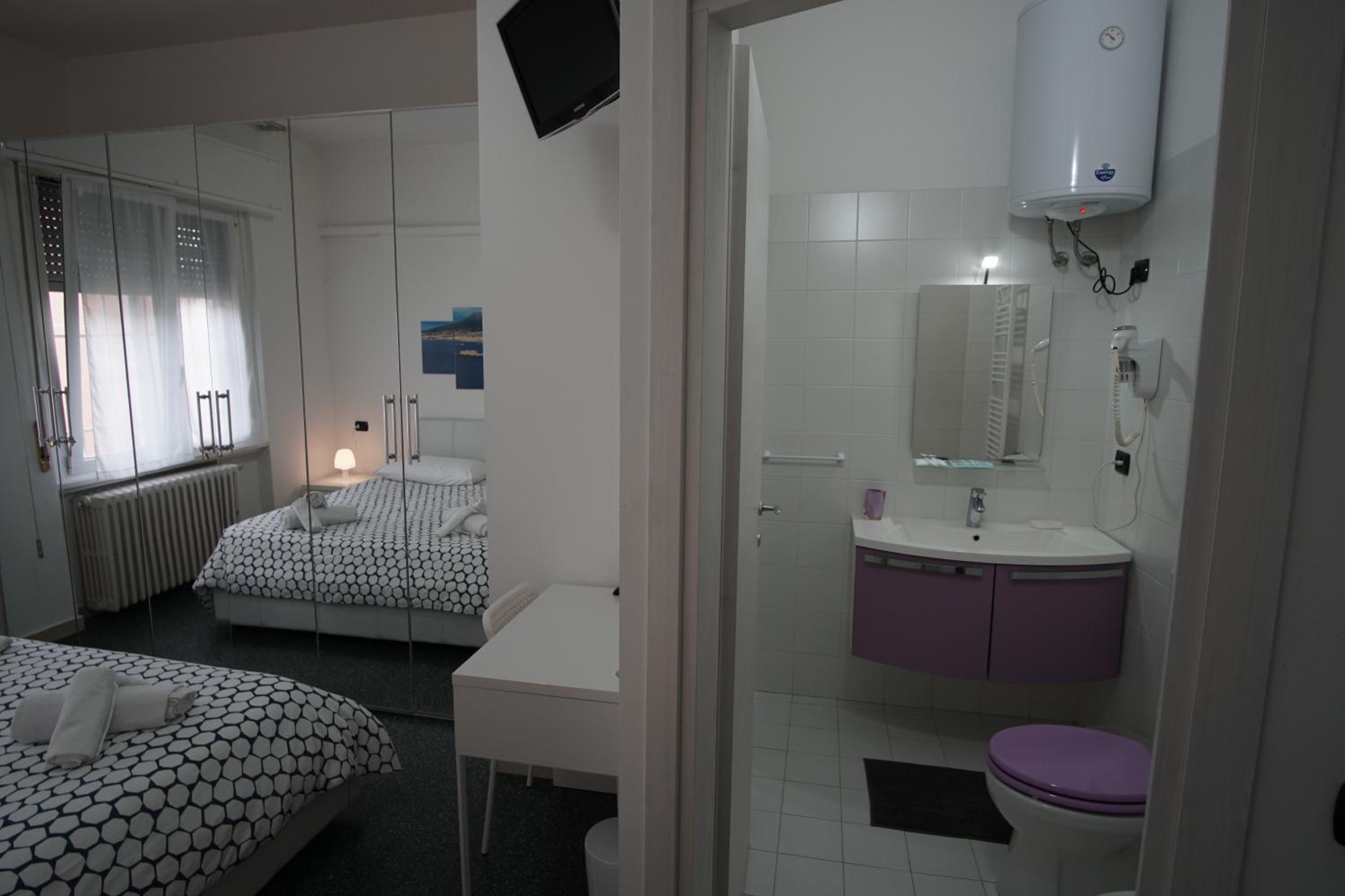 Double Room with Private Bathroom - Photo 35