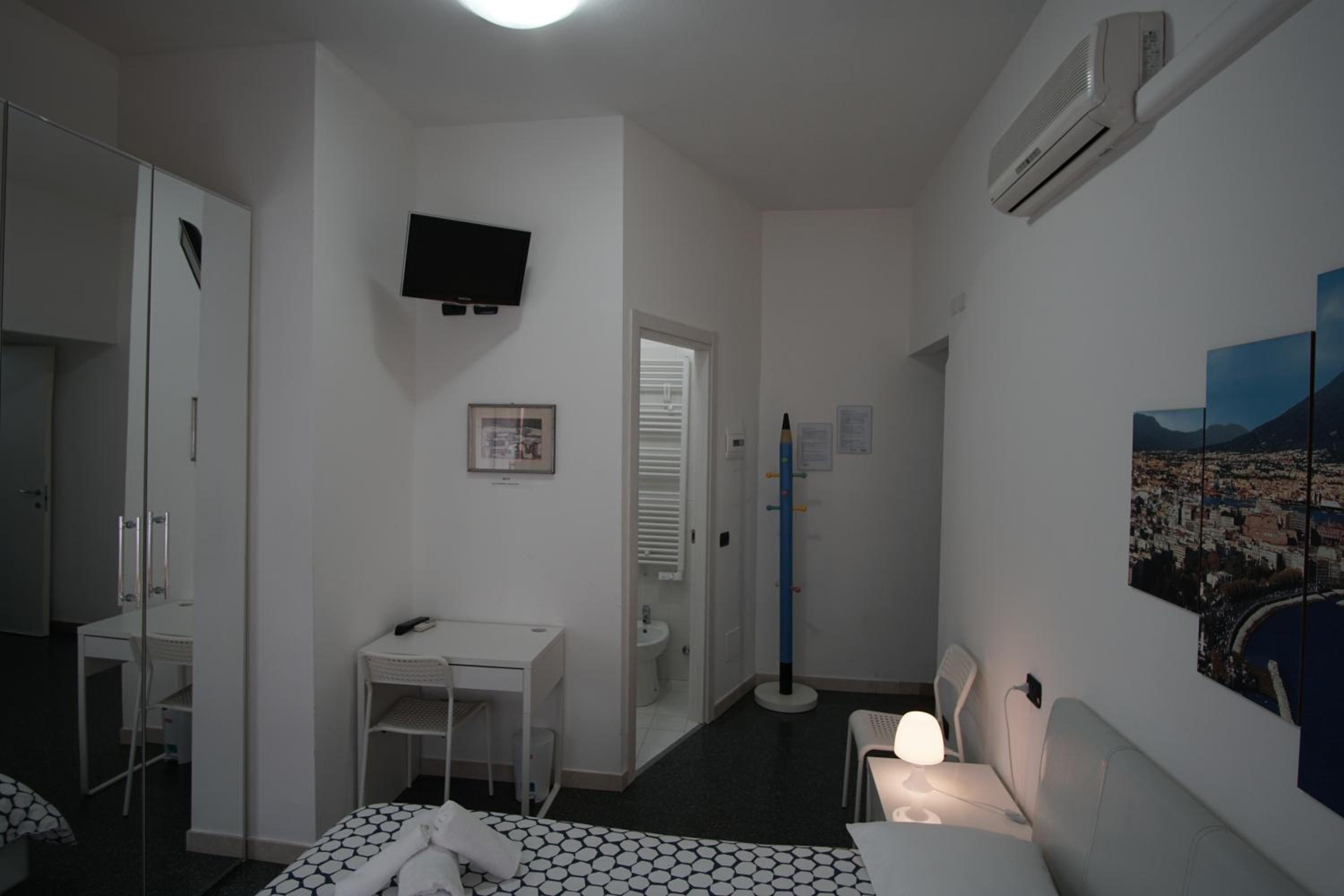 Double Room with Private Bathroom - Photo 29