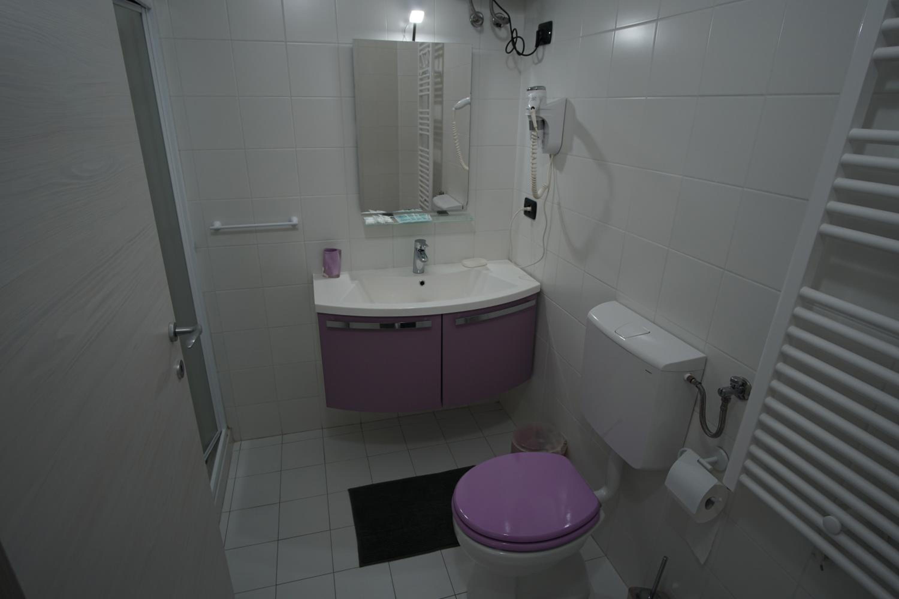 Double Room with Private Bathroom - Photo 3