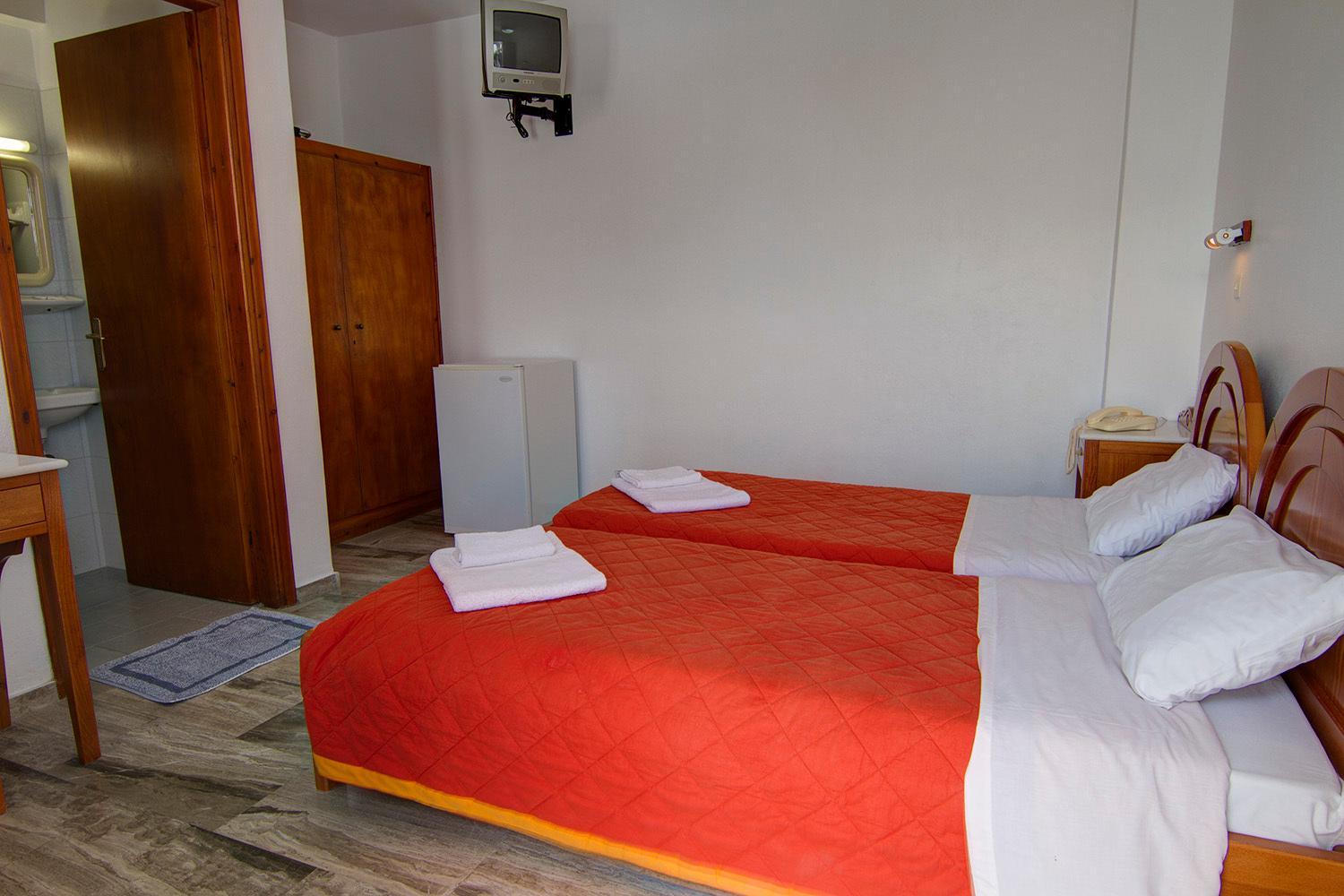 Twin Room - Photo 2