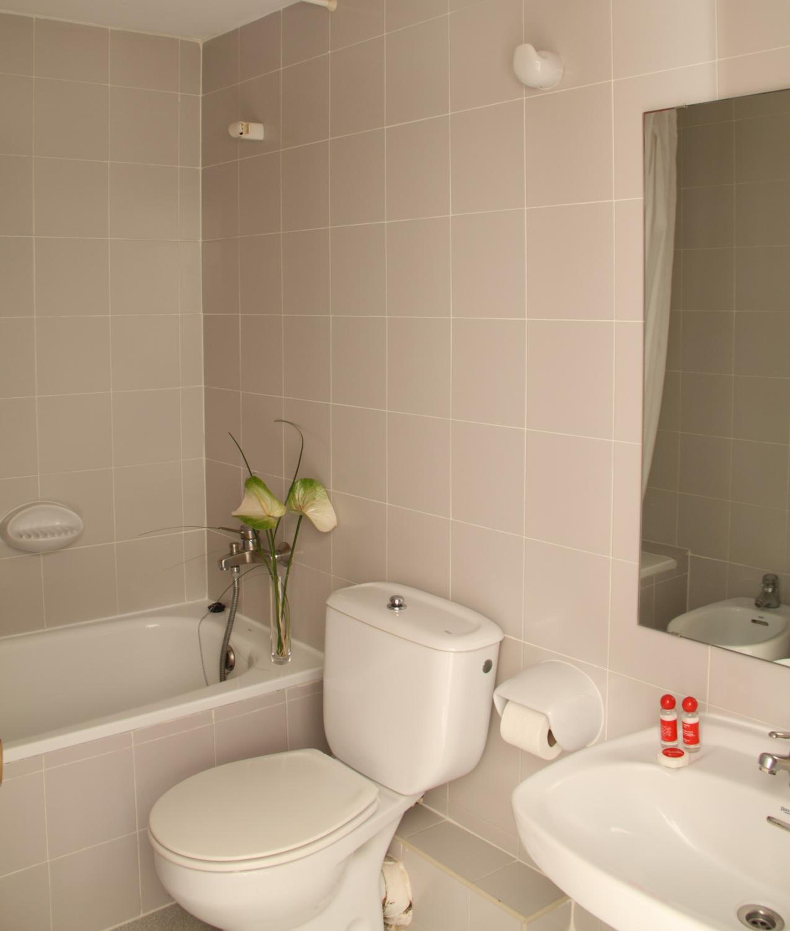 Double Room with Balcony and views to Montjüic photo 2