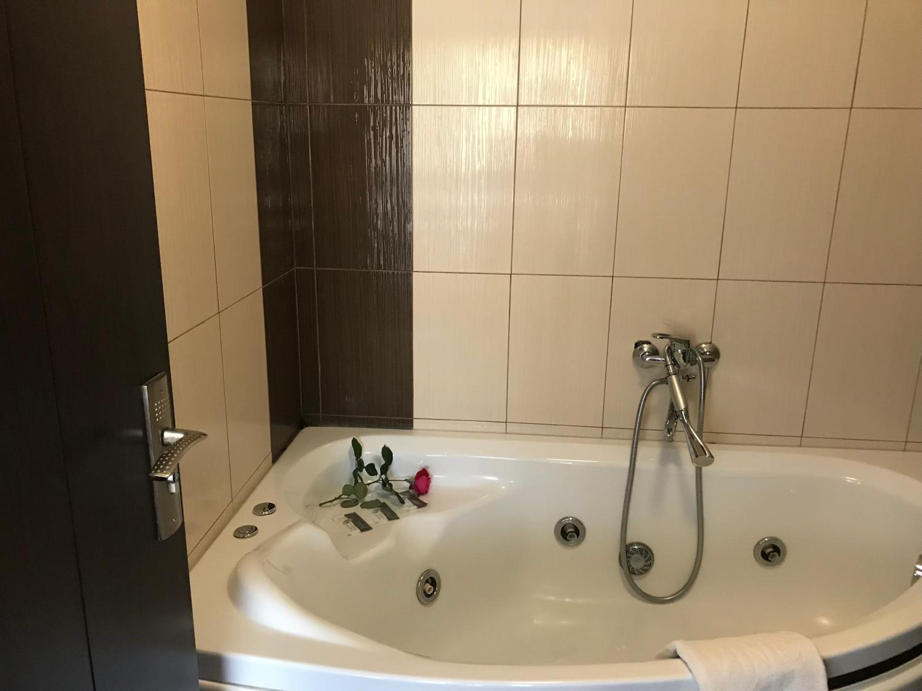 King Room with Spa Bath - Photo 6