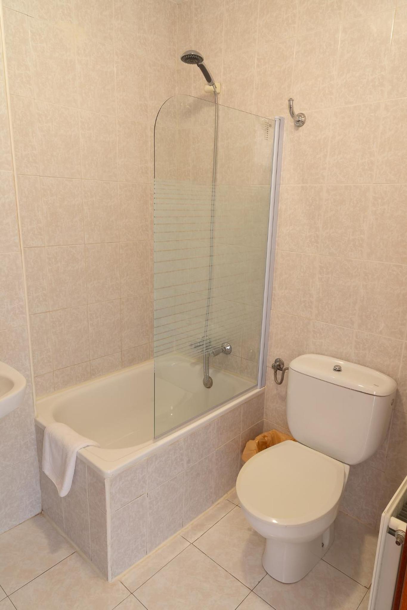 Twin Room - Photo 5