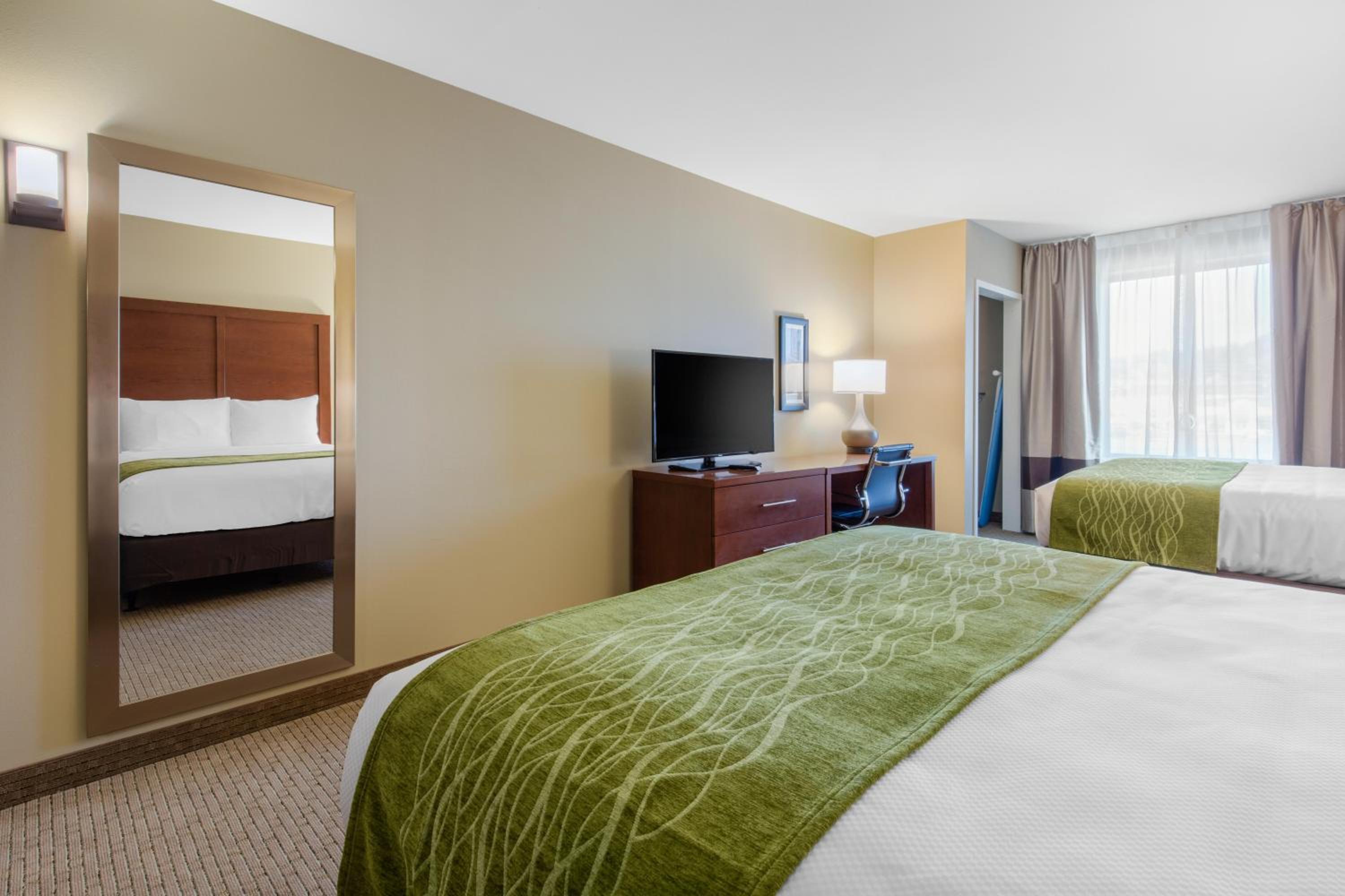 Queen Room with Two Queen Beds - Non-Smoking photo 3