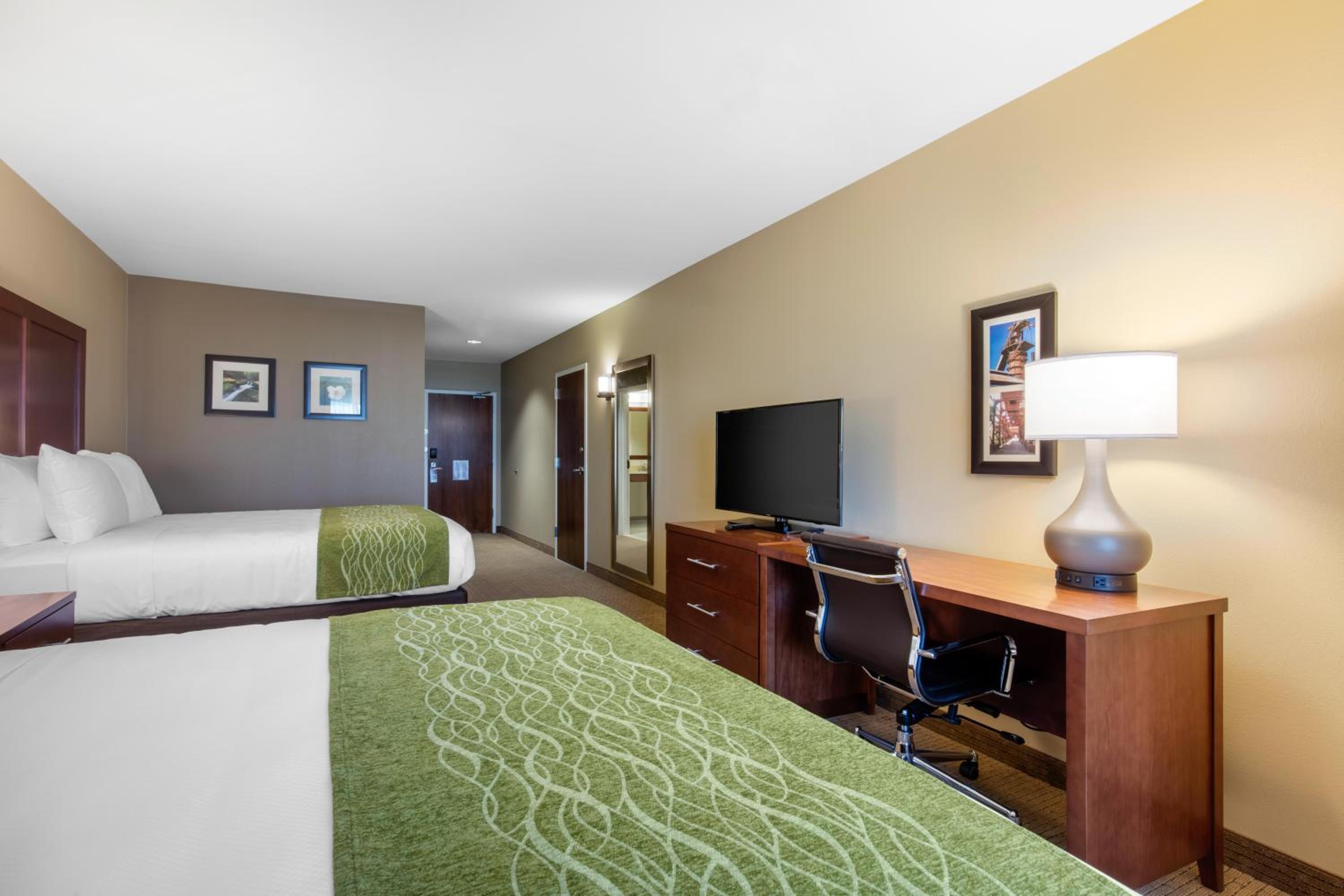 Queen Room with Two Queen Beds - Non-Smoking photo 2