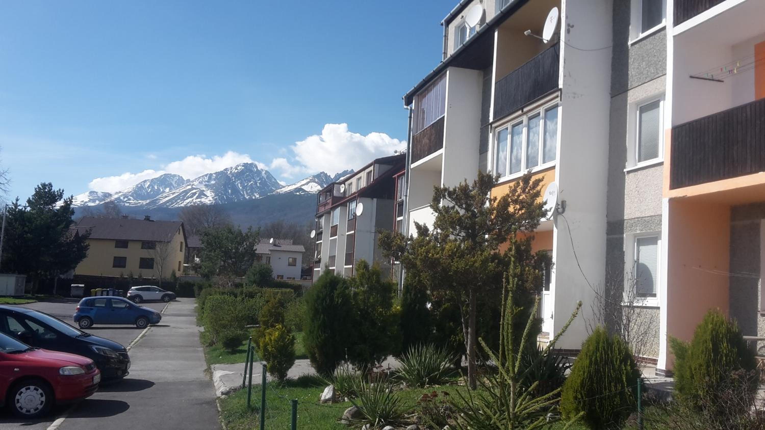 Apartment with Mountain View