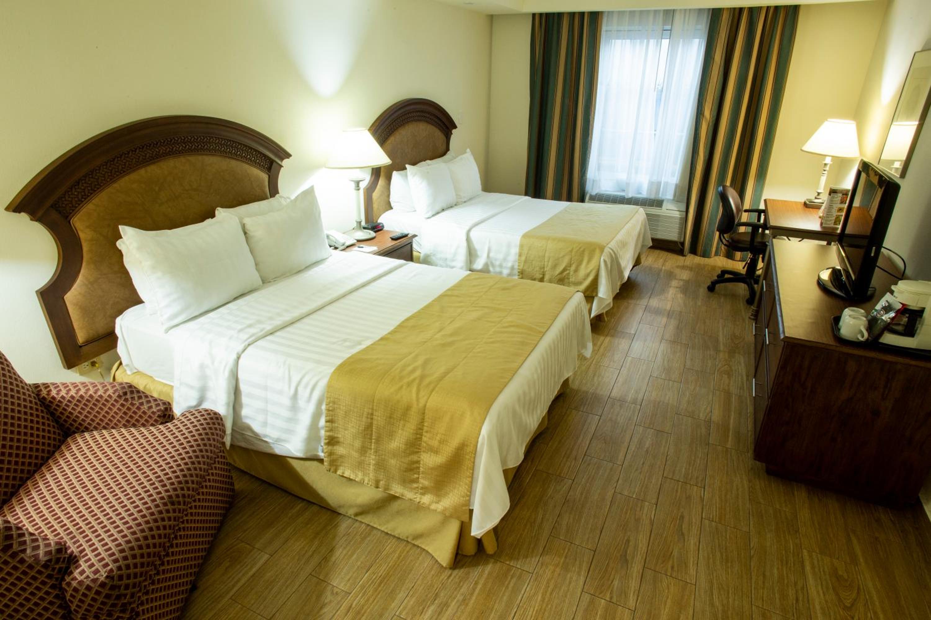 Double Room with Two Double Beds - Non-Smoking - Photo 2