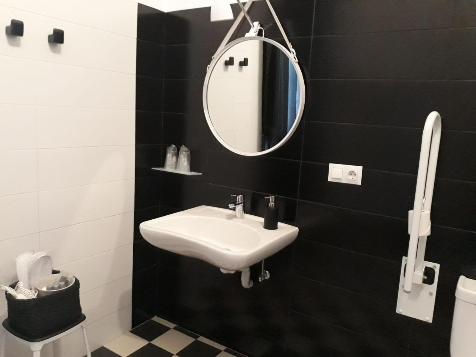 Double or Twin Room - Disability Access photo 2