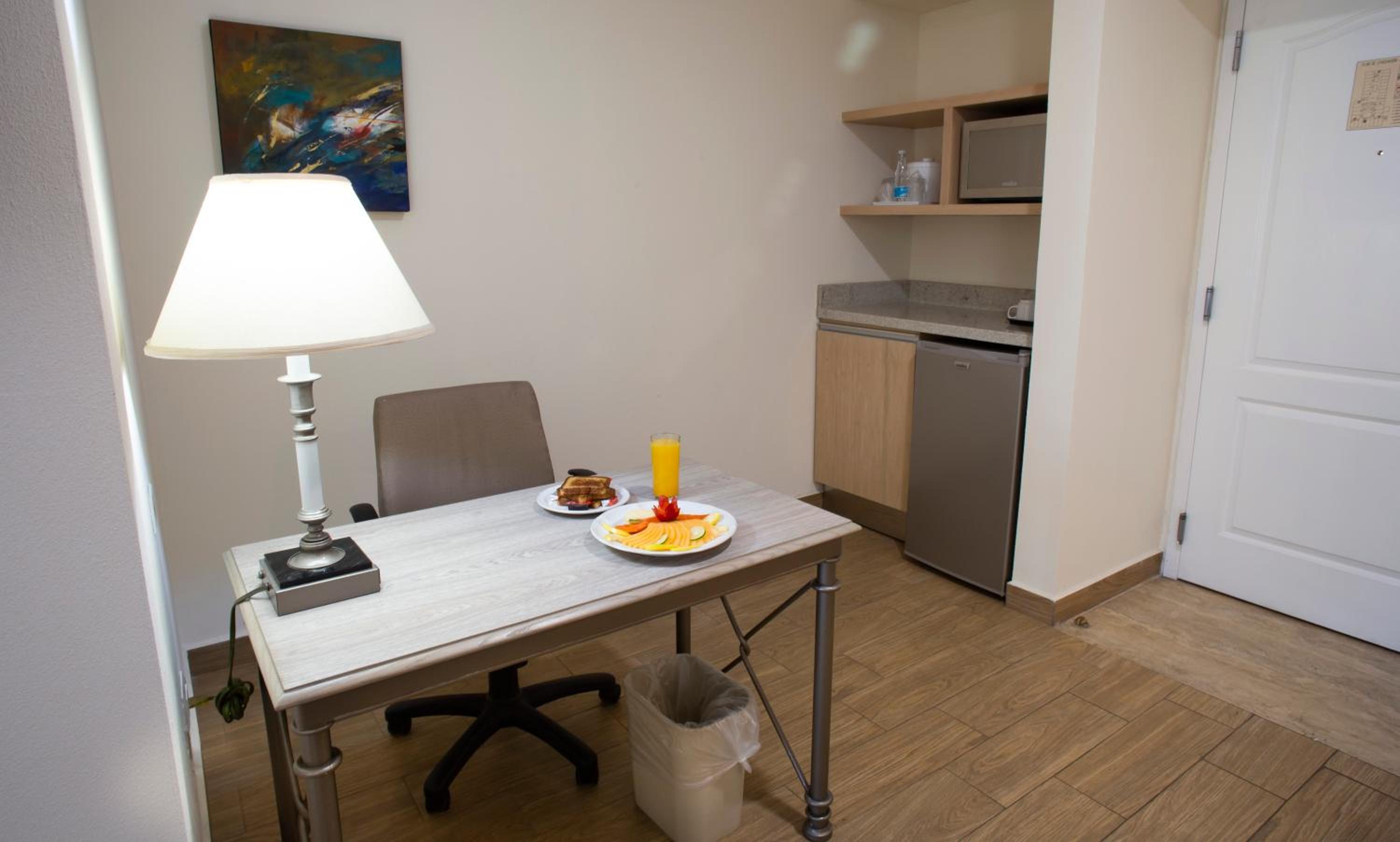 Junior Suite with King Bed and Kitchenette - Non Smoking - Photo 9