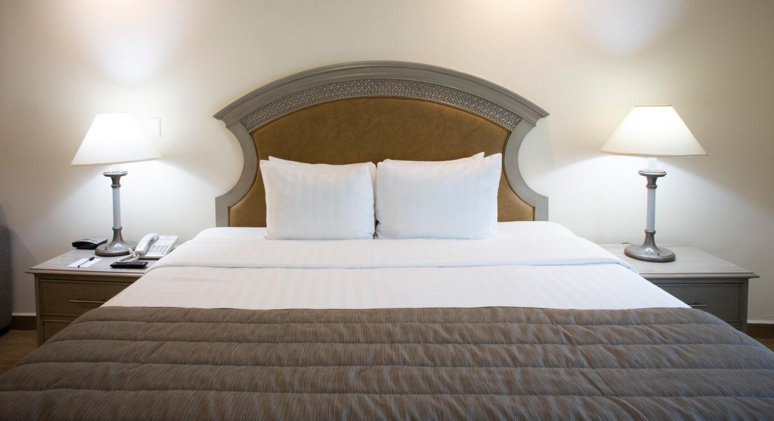 Junior Suite with King Bed and Kitchenette - Non Smoking - Photo 8