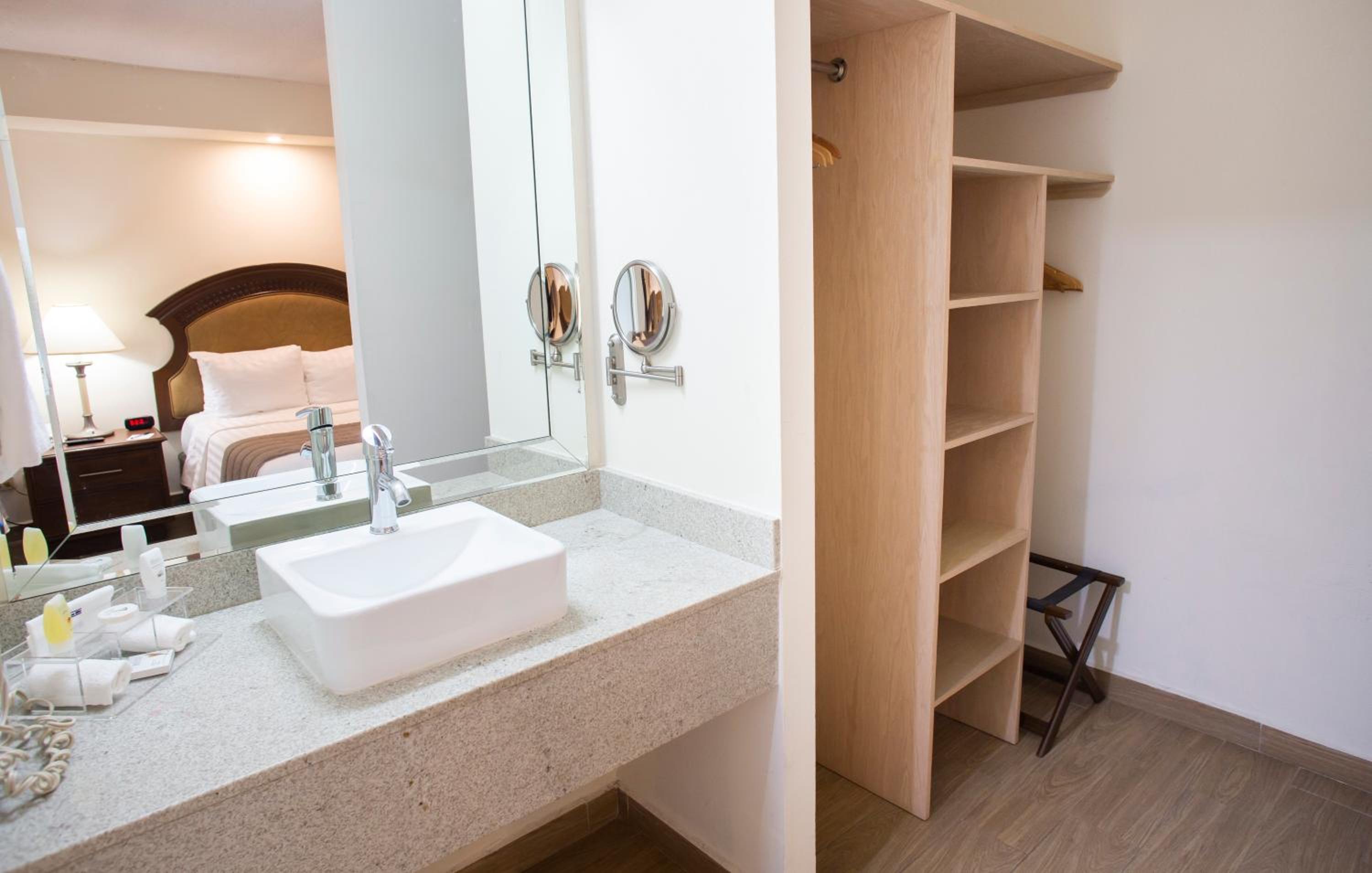Junior Suite with King Bed and Kitchenette - Non Smoking - Photo 10