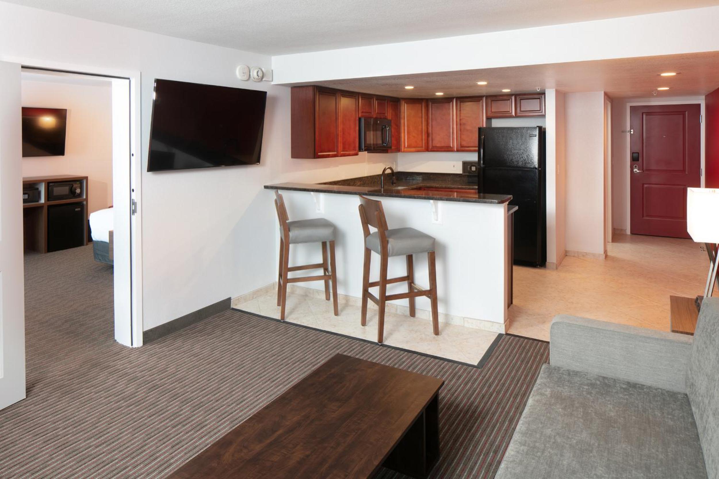 King Suite - Accessible/Non-Smoking - Photo 4