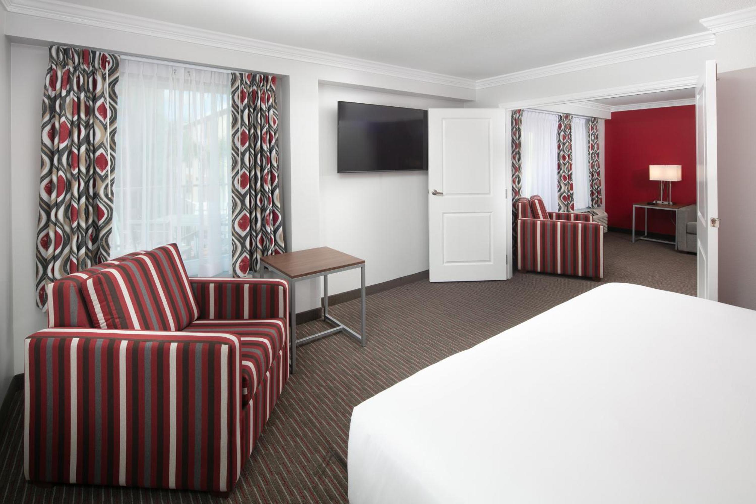 King Suite - Accessible/Non-Smoking - Photo 5