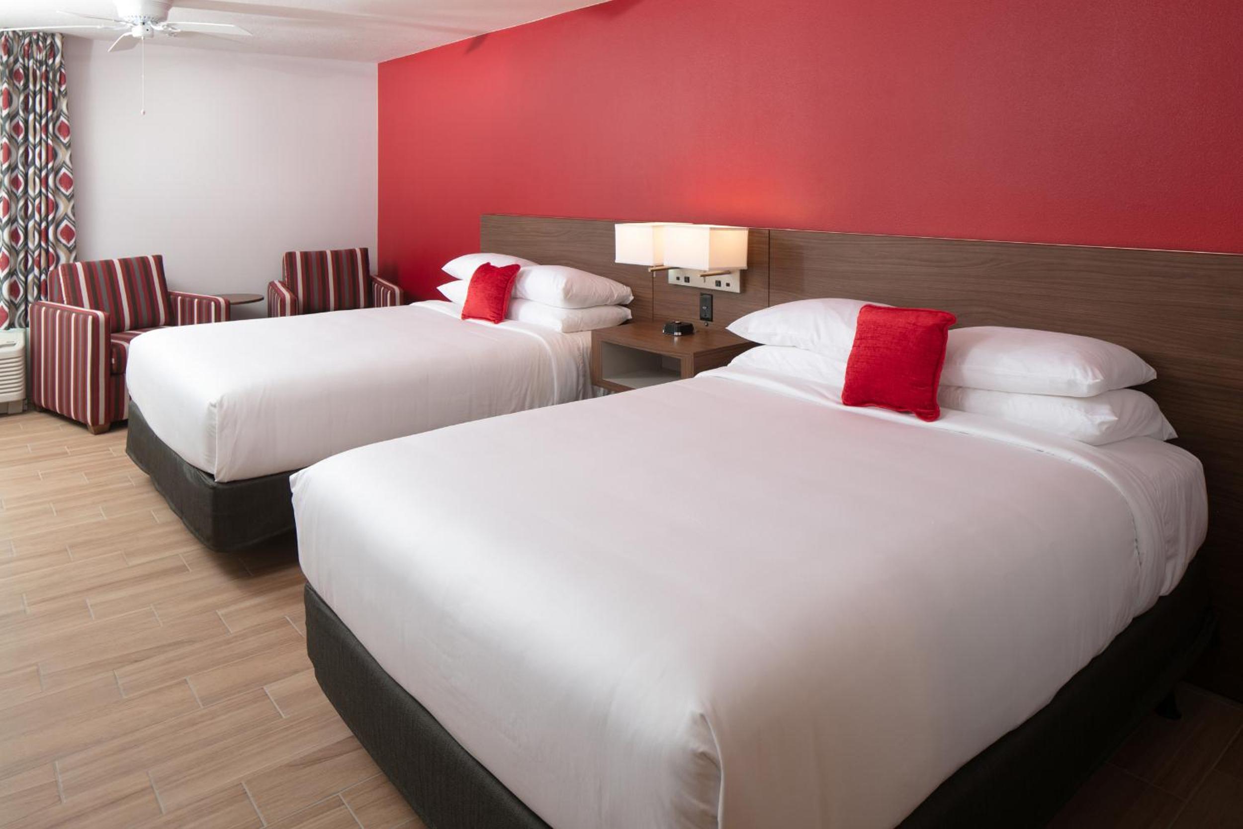 Standard Queen Room with Two Queen Beds - Photo 2
