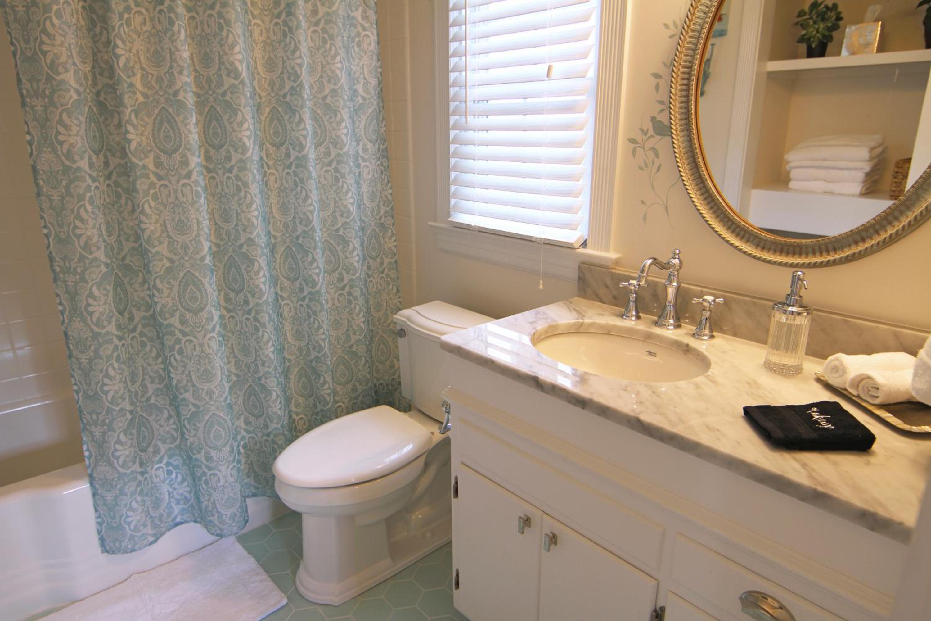 1st Floor Private Entrance King Guestroom with Bathtub - Photo 2
